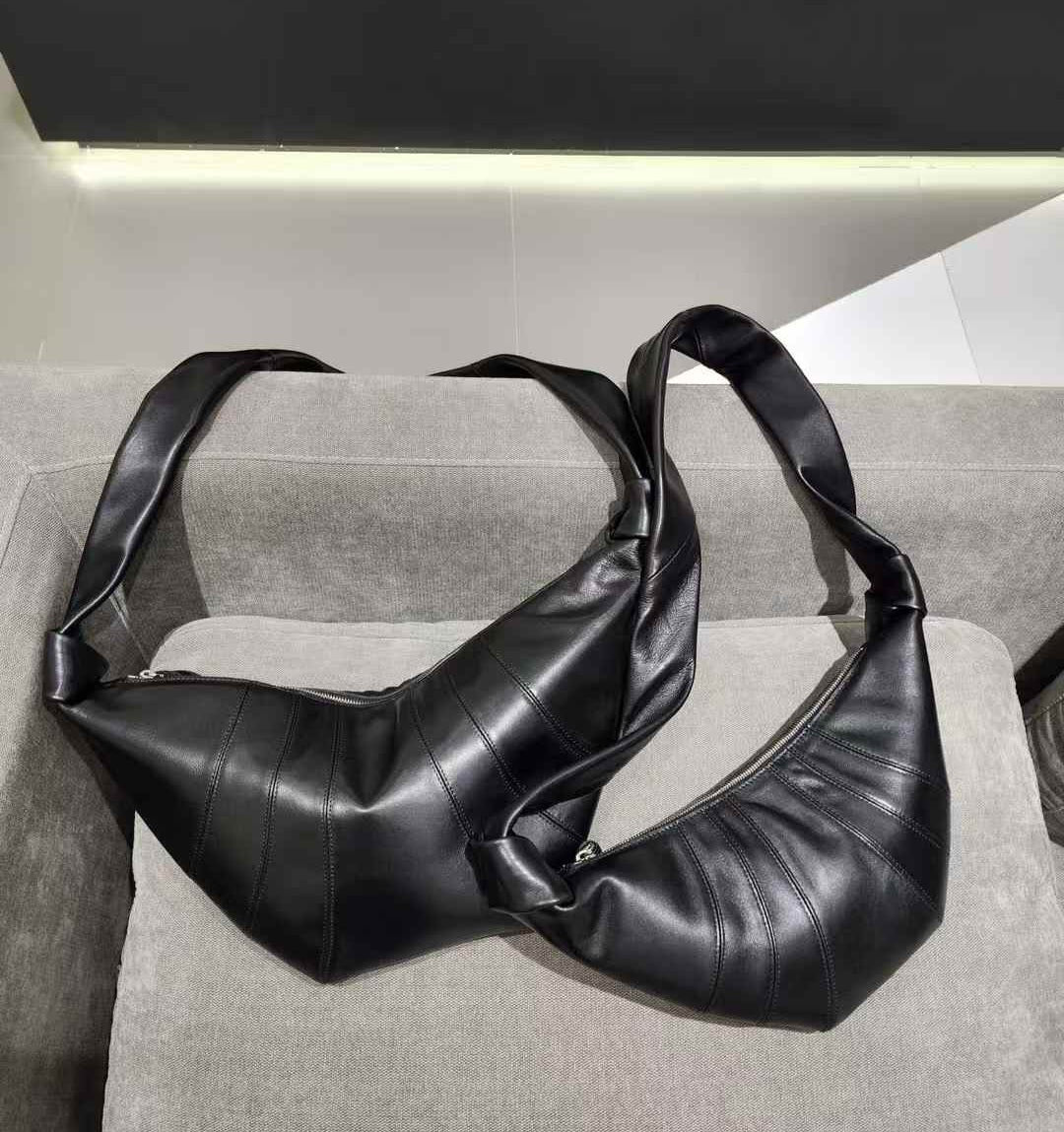 🌳[프리미엄라인]🌳[품절사태 3월20일 이후 재입고 후 !!4월수령!!]🖤프리미엄 양가죽 크로와상 포춘백 숄더백 🥐 고급 램스킨 바디라인 실루엣 데일리 럭셔리 숄더백 Lambskin Croissant Fortune Shoulder Bag