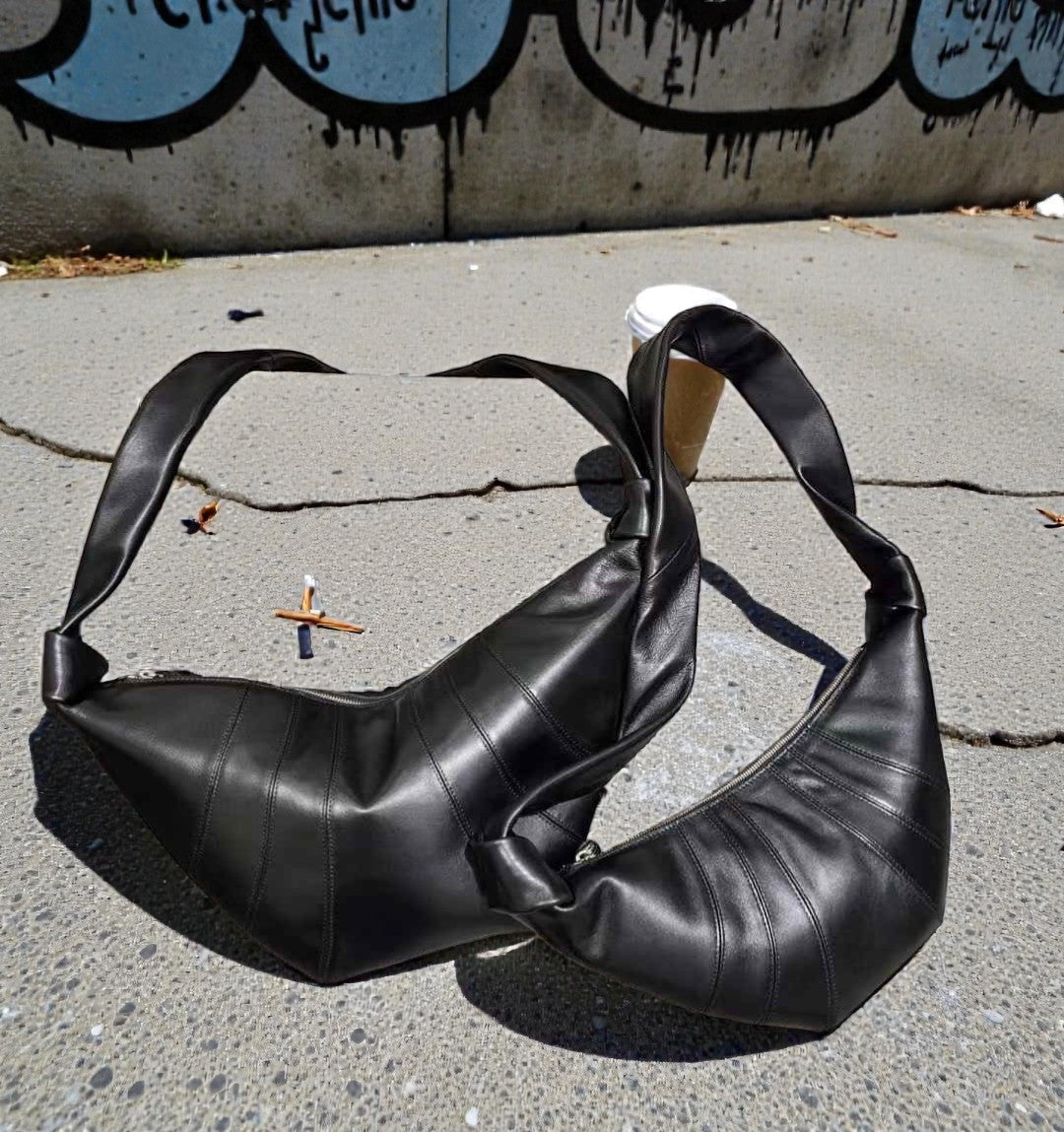 🌳[프리미엄라인]🌳[품절사태 3월20일 이후 재입고 후 !!4월수령!!]🖤프리미엄 양가죽 크로와상 포춘백 숄더백 🥐 고급 램스킨 바디라인 실루엣 데일리 럭셔리 숄더백 Lambskin Croissant Fortune Shoulder Bag