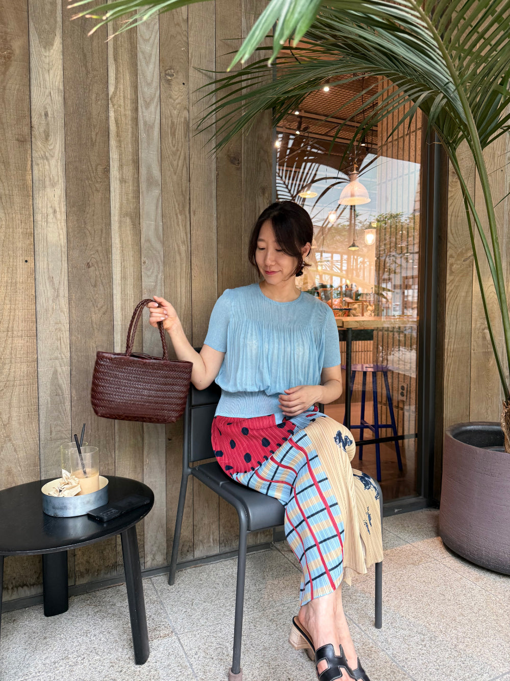 🎨 엘리스 아트 프린트 플리츠 롱 스커트 │ 유니크 패턴 · 슬림핏 효과 · 양사이드 트임 · 전체 밴딩 · 여행룩 · 데일리룩 · 모임룩 추천 │ Alice Print Pleated Skirt