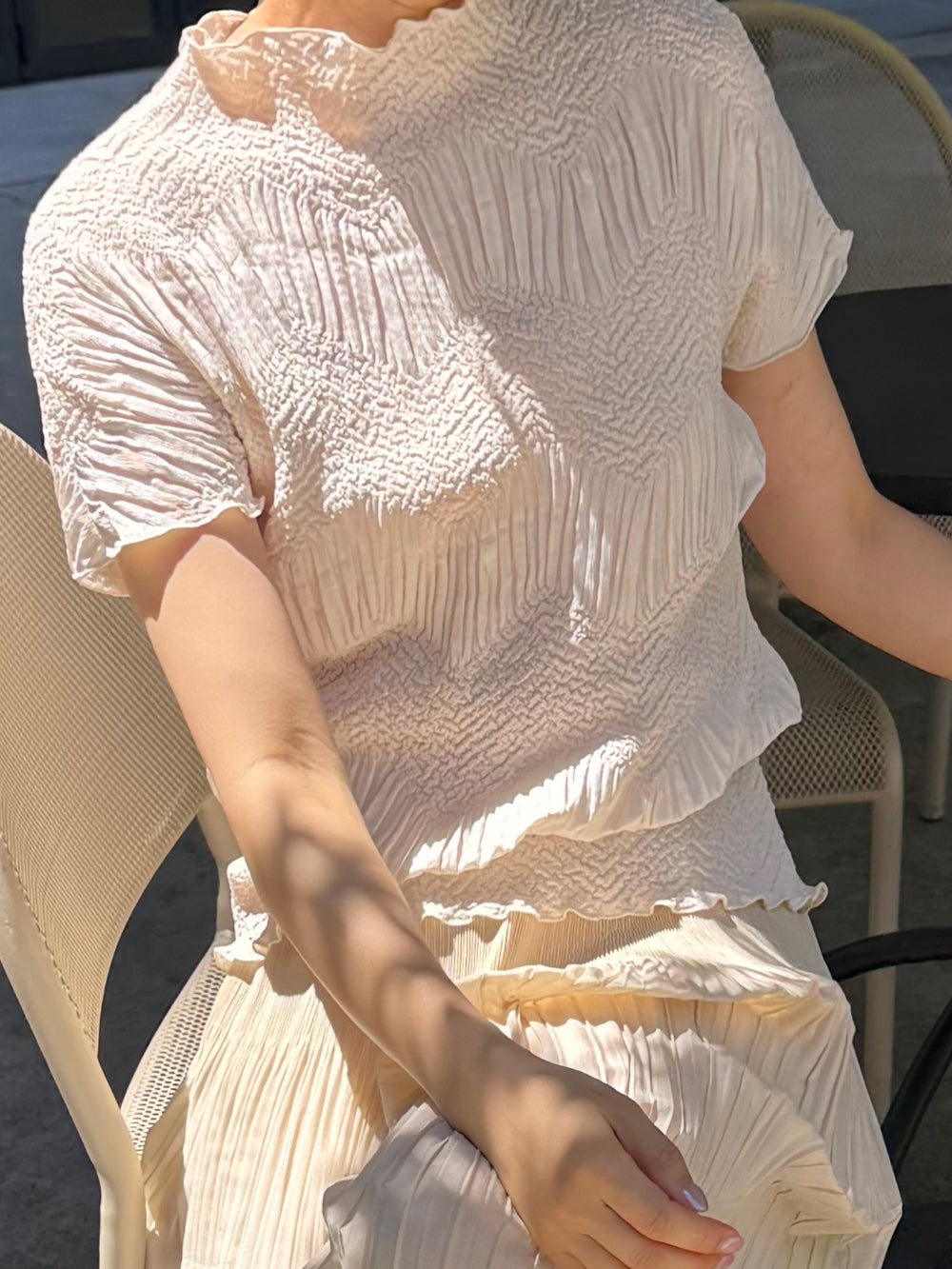 🤍✨ 모아나 플리츠 자가드 캡 블라우스 티 · 입체 텍스처 물결넥 플리츠 탑 · 쫀쫀 신축성 · 여리핏 체형커버 │ Moana Pleated Jacquard Cap Blouse Tee 🌿