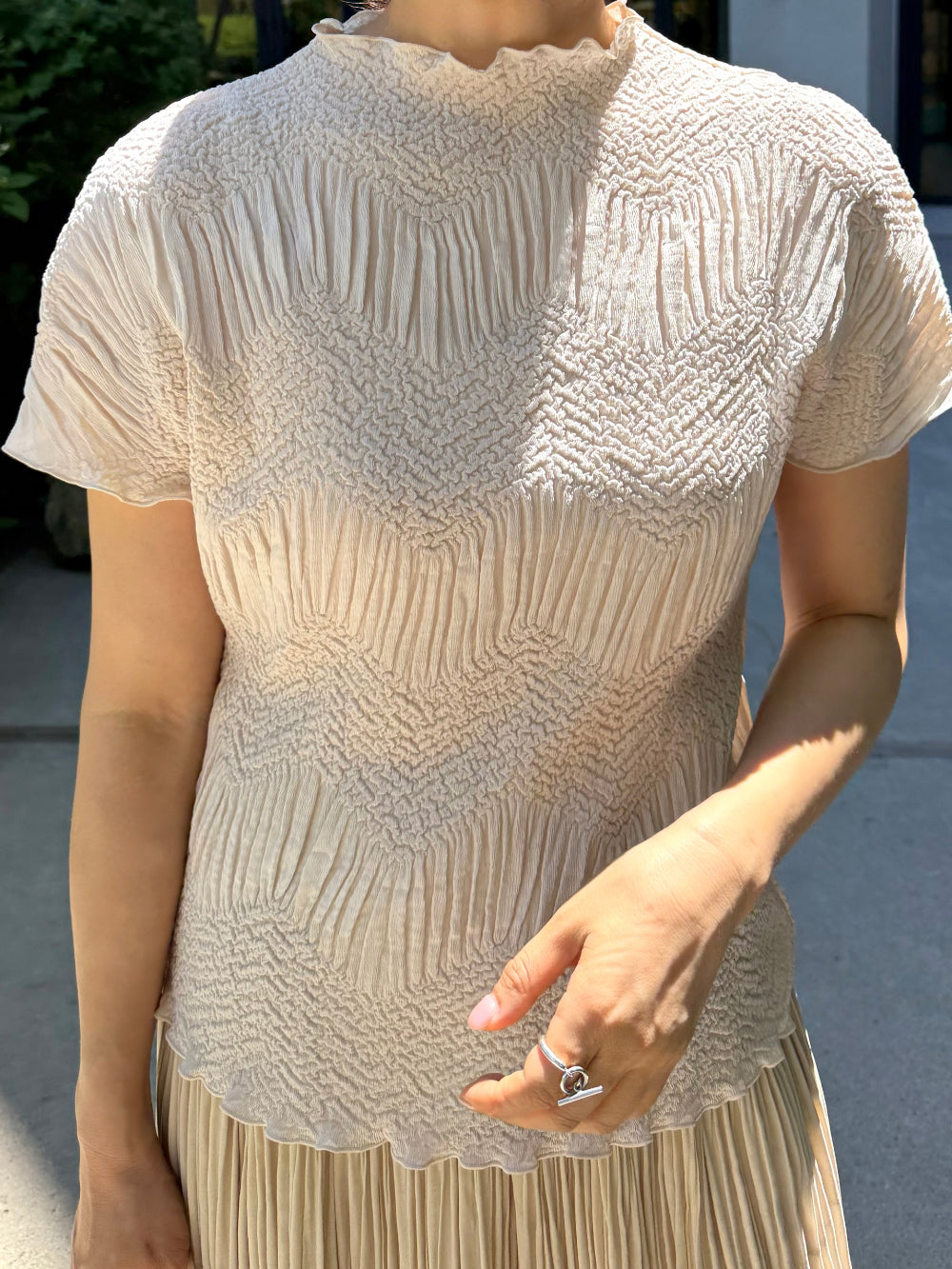 🤍✨ 모아나 플리츠 자가드 캡 블라우스 티 · 입체 텍스처 물결넥 플리츠 탑 · 쫀쫀 신축성 · 여리핏 체형커버 │ Moana Pleated Jacquard Cap Blouse Tee 🌿