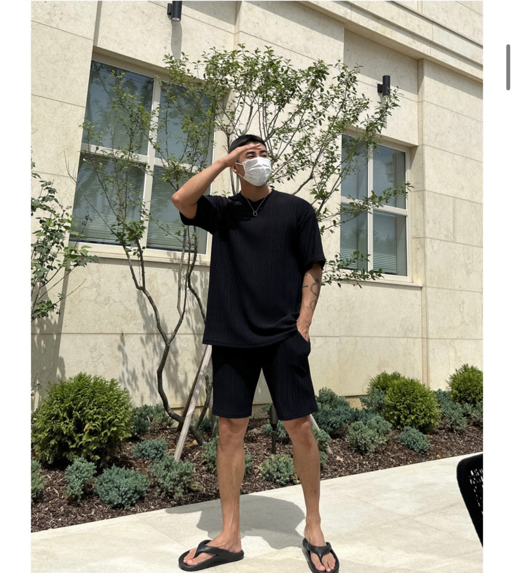 🖤🔥 드디어 남자 플리츠 상륙! 한번 입으면 못 벗는다는 마성의 세트 🔥🖤 ✈️ 남자 플리츠 썸머 반팔 & 반바지 세트 Pleated Summer Tee & Shorts Set
