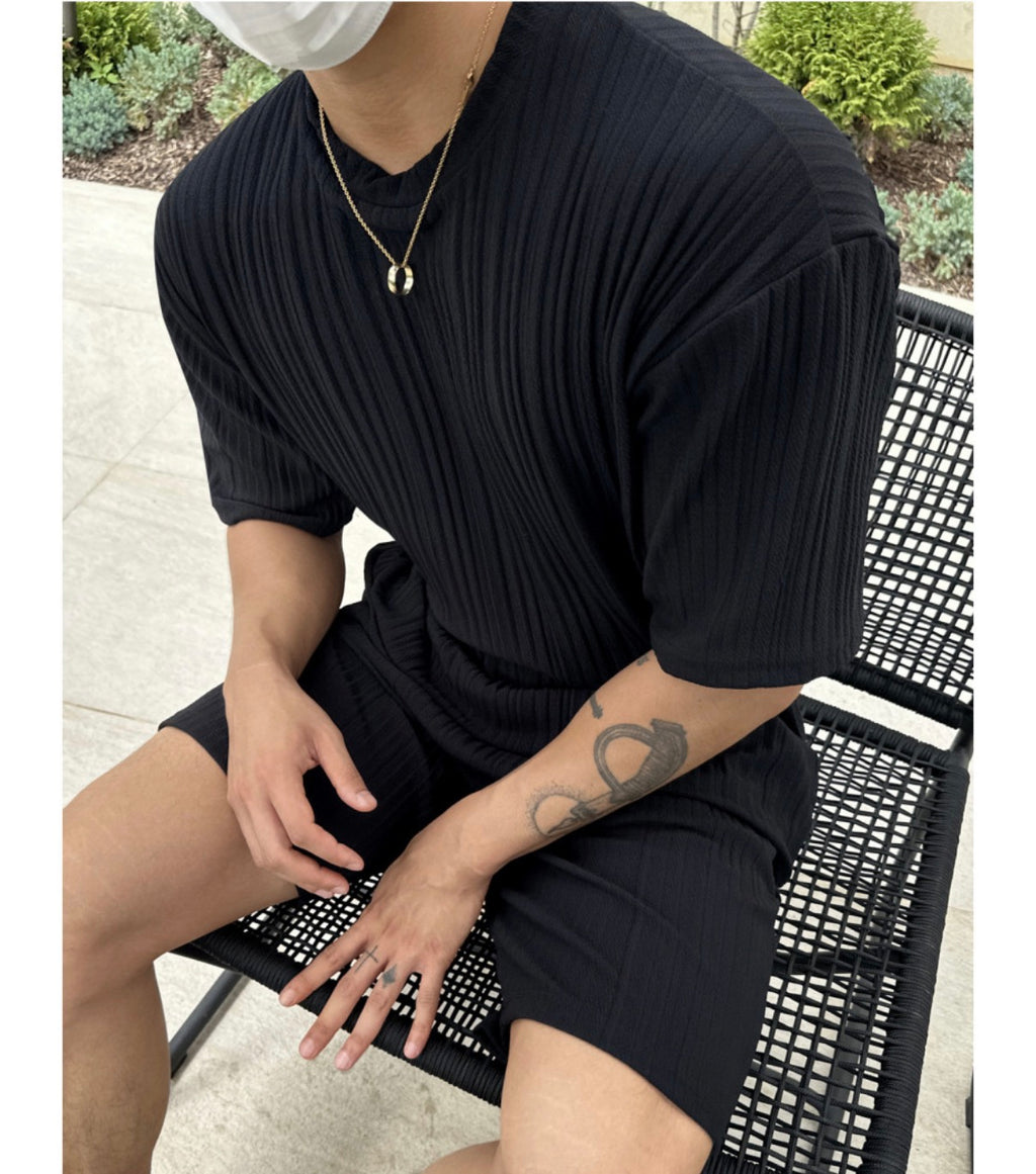 🖤🔥 드디어 남자 플리츠 상륙! 한번 입으면 못 벗는다는 마성의 세트 🔥🖤 ✈️ 남자 플리츠 썸머 반팔 & 반바지 세트 Pleated Summer Tee & Shorts Set