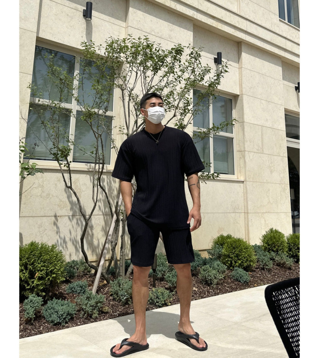 🖤🔥 드디어 남자 플리츠 상륙! 한번 입으면 못 벗는다는 마성의 세트 🔥🖤 ✈️ 남자 플리츠 썸머 반팔 & 반바지 세트 Pleated Summer Tee & Shorts Set