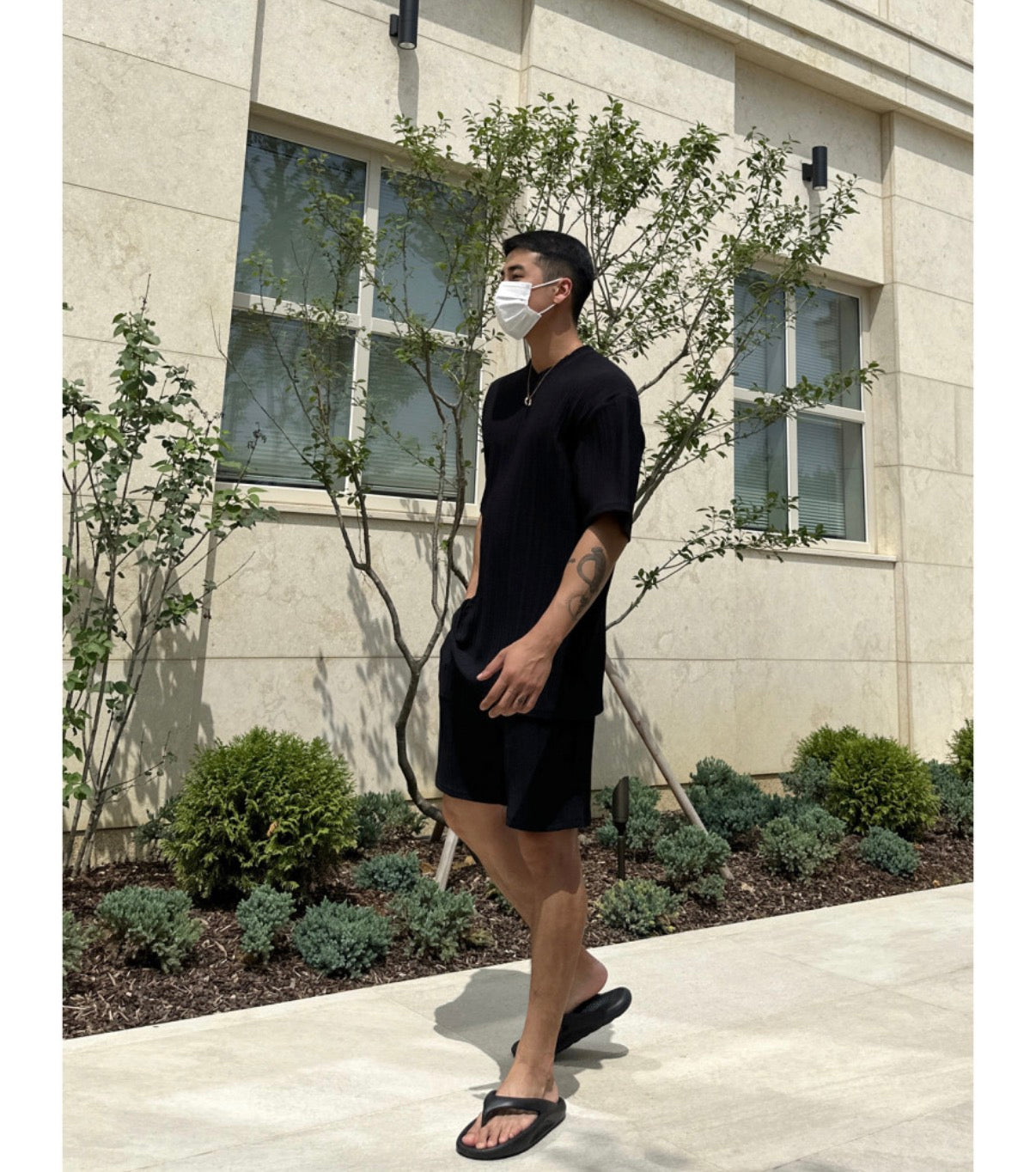 🖤🔥 드디어 남자 플리츠 상륙! 한번 입으면 못 벗는다는 마성의 세트 🔥🖤 ✈️ 남자 플리츠 썸머 반팔 & 반바지 세트 Pleated Summer Tee & Shorts Set