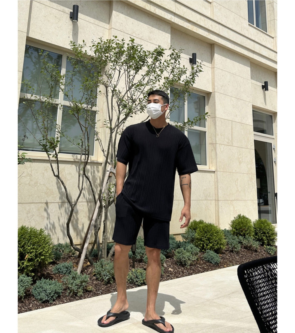 🖤🔥 드디어 남자 플리츠 상륙! 한번 입으면 못 벗는다는 마성의 세트 🔥🖤 ✈️ 남자 플리츠 썸머 반팔 & 반바지 세트 Pleated Summer Tee & Shorts Set