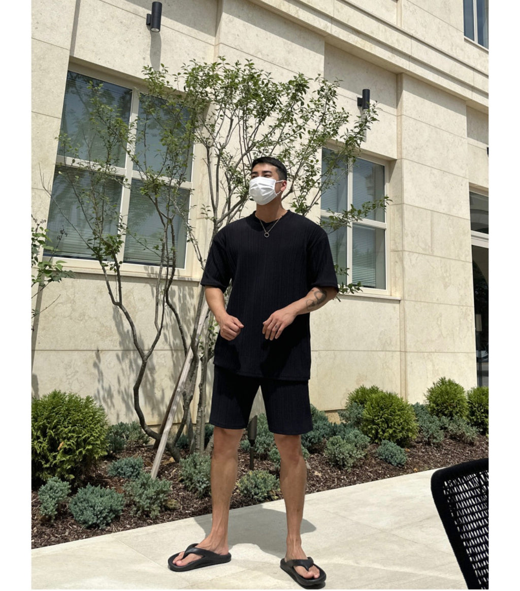 🖤🔥 드디어 남자 플리츠 상륙! 한번 입으면 못 벗는다는 마성의 세트 🔥🖤 ✈️ 남자 플리츠 썸머 반팔 & 반바지 세트 Pleated Summer Tee & Shorts Set