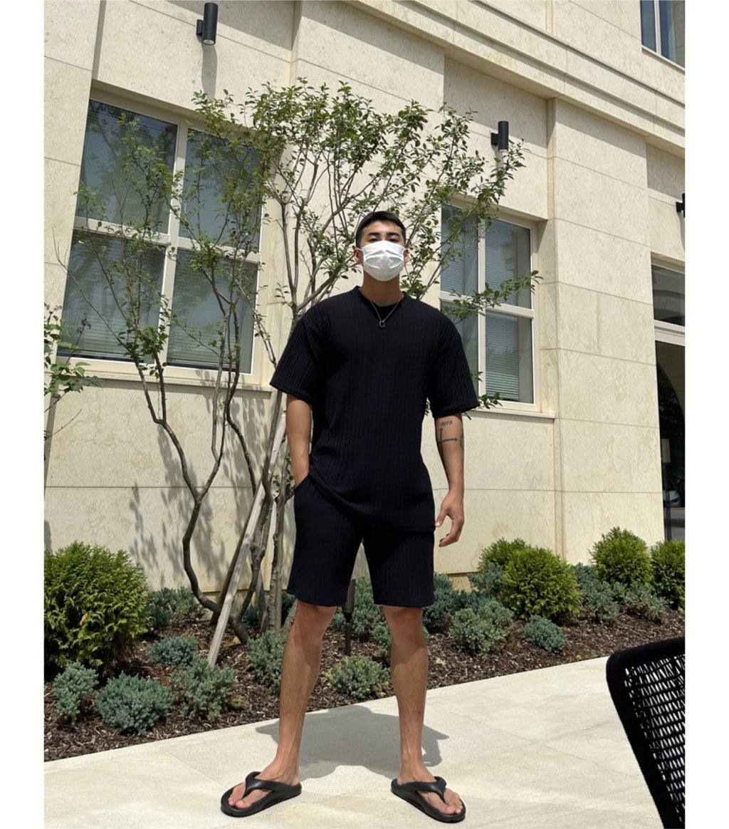 🖤🔥 드디어 남자 플리츠 상륙! 한번 입으면 못 벗는다는 마성의 세트 🔥🖤 ✈️ 남자 플리츠 썸머 반팔 & 반바지 세트 Pleated Summer Tee & Shorts Set