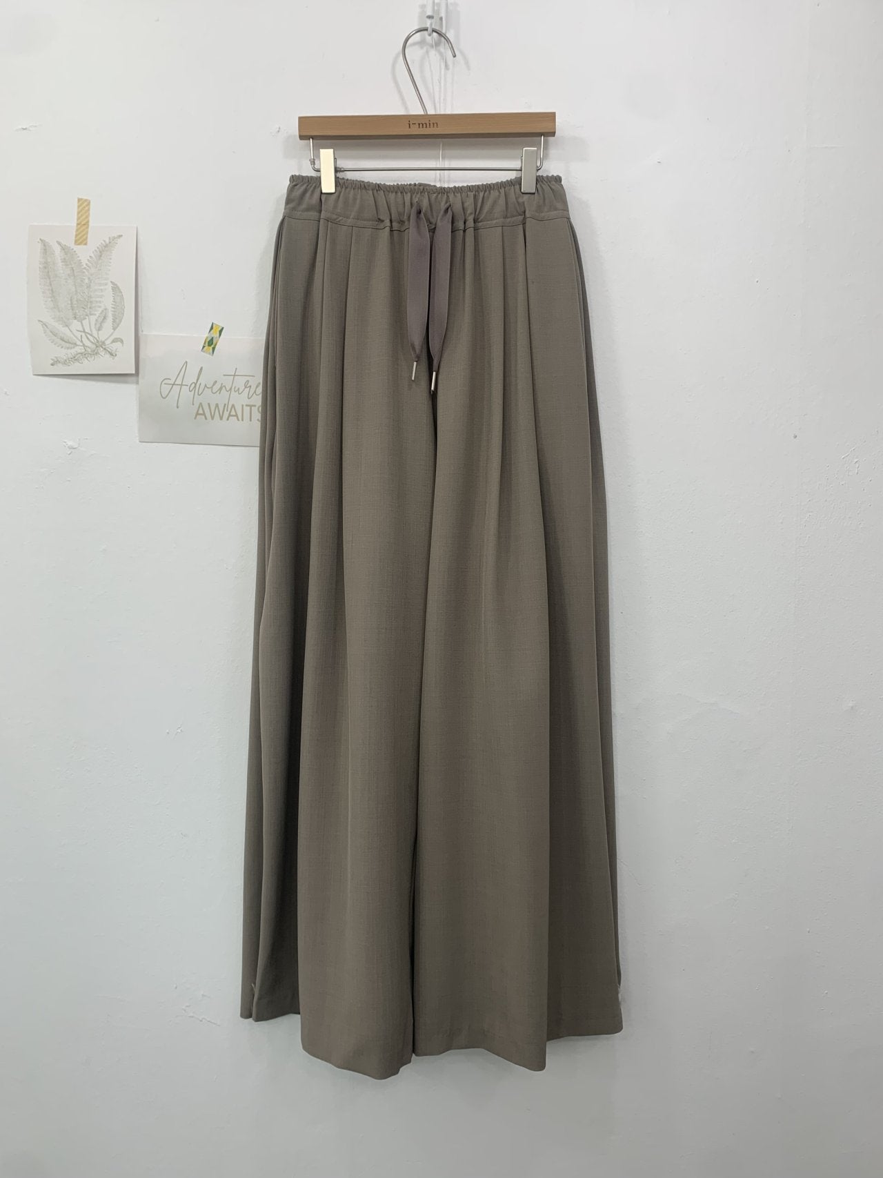 ✨🤍 입자마자 -3kg핏 🤍✨ 뱃살·허벅지 커버 + 핀턱 슬림라인 + 하루종일 편한 밴딩 + 찰랑 와이드핏 🖤 로에 핀턱 고무줄 정장 팬츠 ✨  ✨🤍 Instant -3kg silhouette 🤍✨ Tummy & thigh coverage + pintuck slim line + all-day elastic comfort + flowy wide fit 🖤 Loe pants ✨