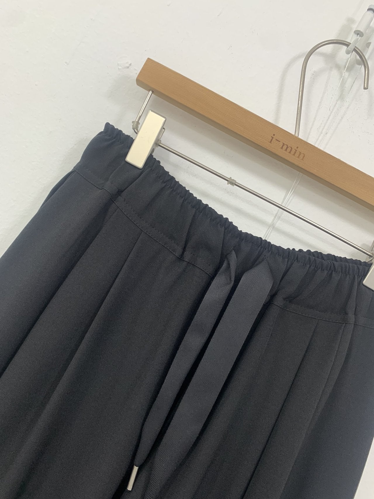 ✨🤍 입자마자 -3kg핏 🤍✨ 뱃살·허벅지 커버 + 핀턱 슬림라인 + 하루종일 편한 밴딩 + 찰랑 와이드핏 🖤 로에 핀턱 고무줄 정장 팬츠 ✨  ✨🤍 Instant -3kg silhouette 🤍✨ Tummy & thigh coverage + pintuck slim line + all-day elastic comfort + flowy wide fit 🖤 Loe pants ✨