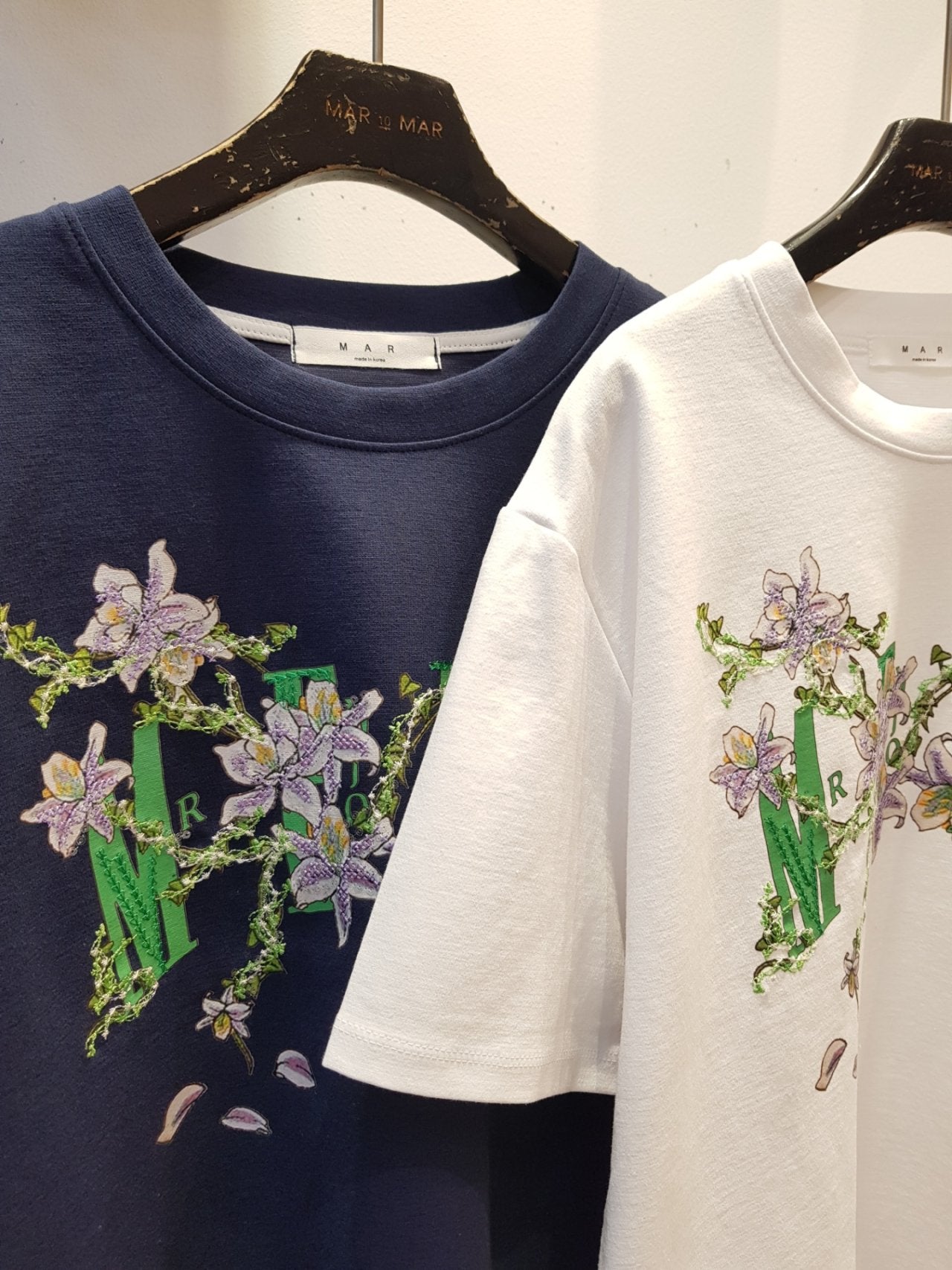 🌳[26봄신상]🌳 봄을 닮은 자수 티셔츠 / 마루 퍼플 플라워 자수 티셔츠(66-77가능 FREE 사이즈) | MAR Purple Flower Embroidery T-Shirt