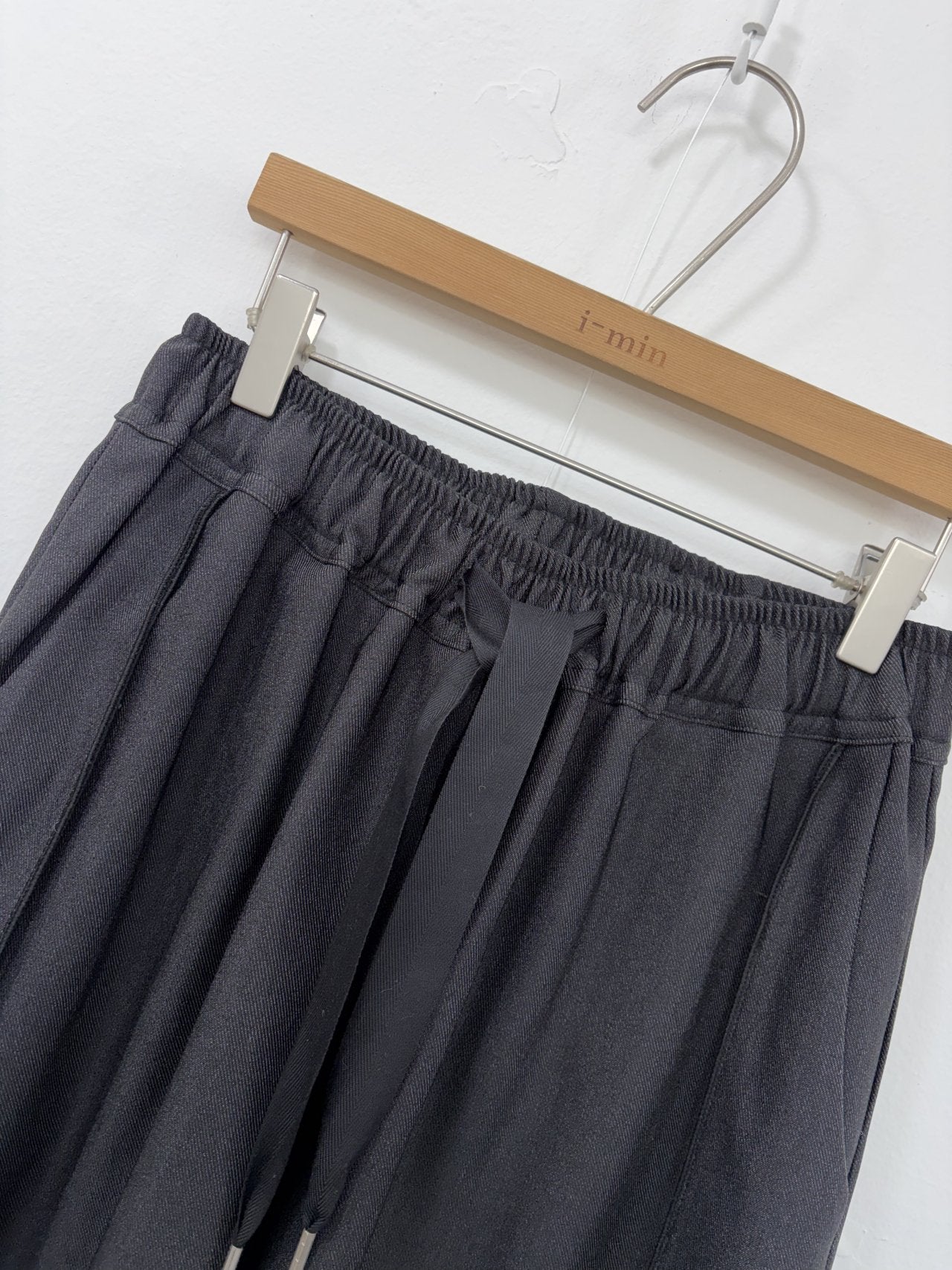 ✨🤍 입자마자 슬림라인 정리되는 포멀 데님 와이드 팬츠 🤍✨ 밴딩 허리 + 핀턱 디테일 + 바깥라인 절개 슬림효과 + 찰랑 와이드핏 + 하루종일 편안한 착용감 💙🖤 Formal Denim Wide Pants – Elastic Waist + Pintuck + Side Line Slim Effect + Flowy Fit + All-day Comfort ✨