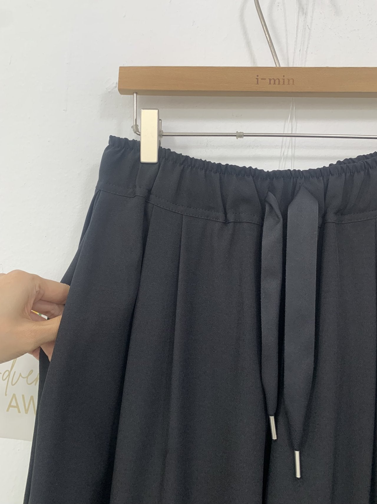 ✨🤍 입자마자 -3kg핏 🤍✨ 뱃살·허벅지 커버 + 핀턱 슬림라인 + 하루종일 편한 밴딩 + 찰랑 와이드핏 🖤 로에 핀턱 고무줄 정장 팬츠 ✨  ✨🤍 Instant -3kg silhouette 🤍✨ Tummy & thigh coverage + pintuck slim line + all-day elastic comfort + flowy wide fit 🖤 Loe pants ✨