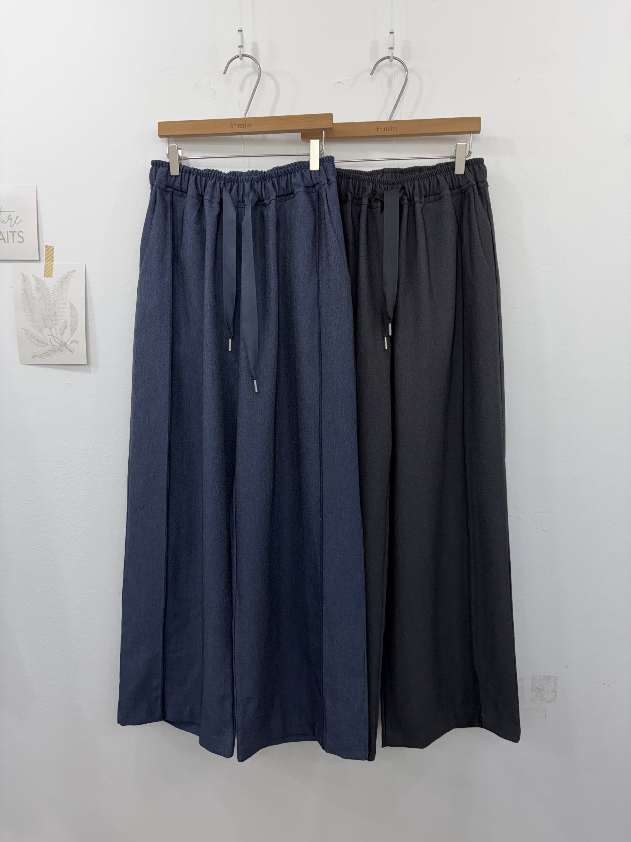 ✨🤍 입자마자 슬림라인 정리되는 포멀 데님 와이드 팬츠 🤍✨ 밴딩 허리 + 핀턱 디테일 + 바깥라인 절개 슬림효과 + 찰랑 와이드핏 + 하루종일 편안한 착용감 💙🖤 Formal Denim Wide Pants – Elastic Waist + Pintuck + Side Line Slim Effect + Flowy Fit + All-day Comfort ✨