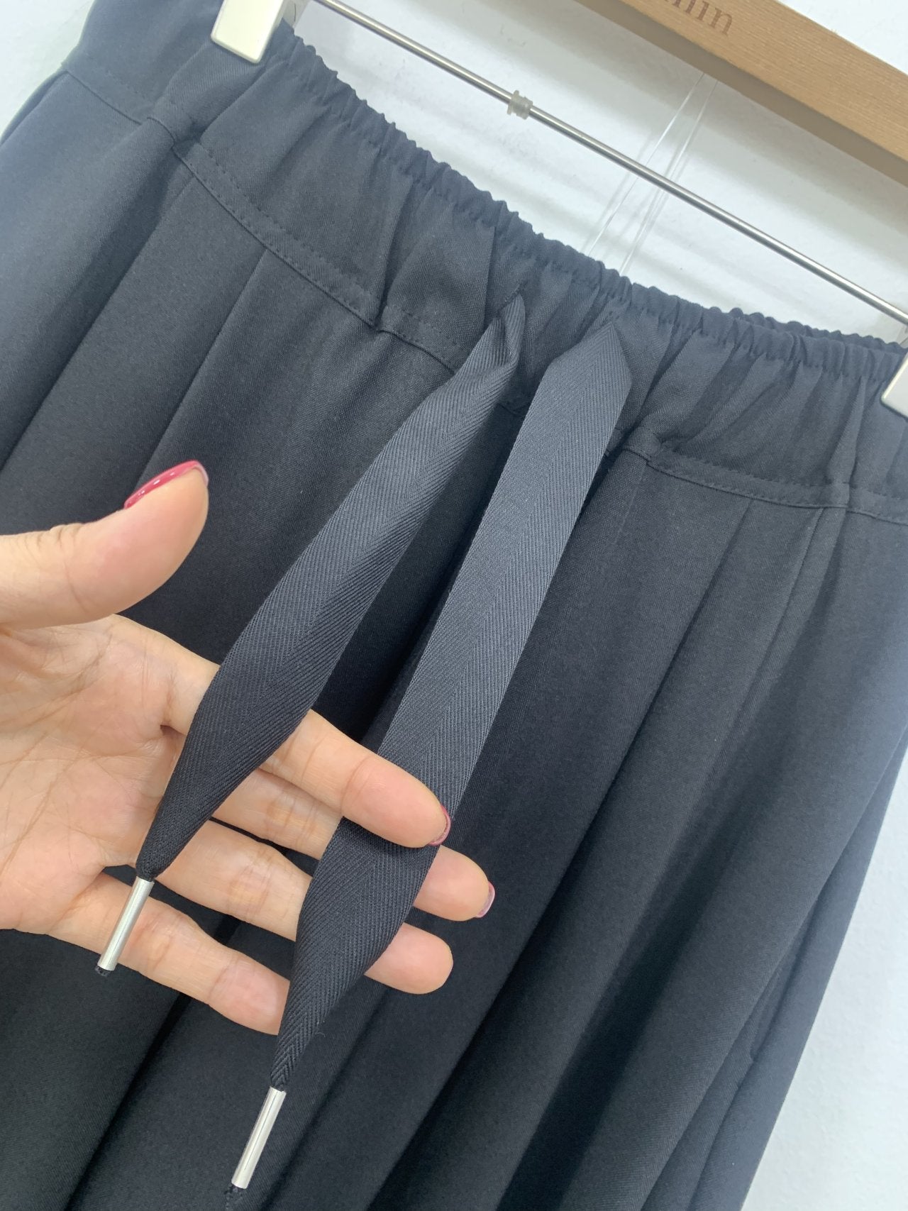✨🤍 입자마자 -3kg핏 🤍✨ 뱃살·허벅지 커버 + 핀턱 슬림라인 + 하루종일 편한 밴딩 + 찰랑 와이드핏 🖤 로에 핀턱 고무줄 정장 팬츠 ✨  ✨🤍 Instant -3kg silhouette 🤍✨ Tummy & thigh coverage + pintuck slim line + all-day elastic comfort + flowy wide fit 🖤 Loe pants ✨