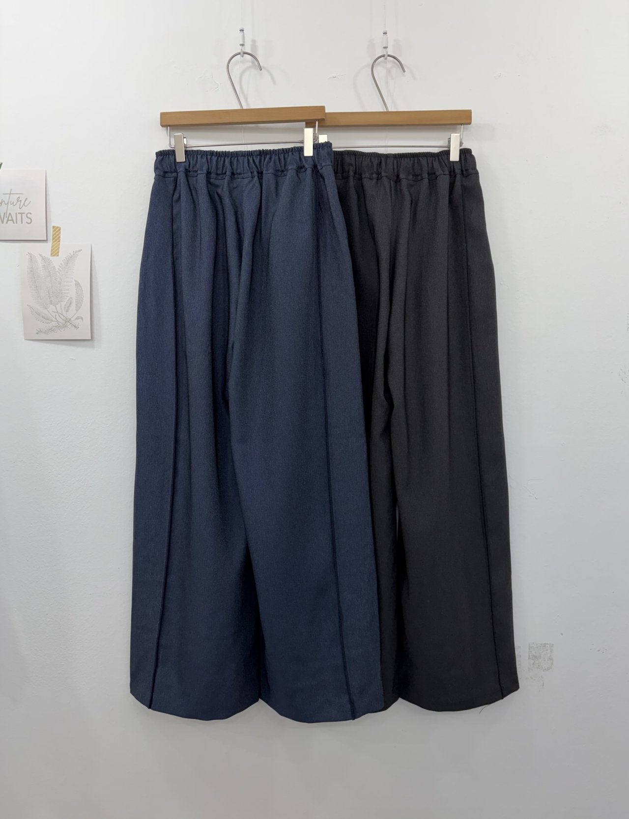 ✨🤍 입자마자 슬림라인 정리되는 포멀 데님 와이드 팬츠 🤍✨ 밴딩 허리 + 핀턱 디테일 + 바깥라인 절개 슬림효과 + 찰랑 와이드핏 + 하루종일 편안한 착용감 💙🖤 Formal Denim Wide Pants – Elastic Waist + Pintuck + Side Line Slim Effect + Flowy Fit + All-day Comfort ✨