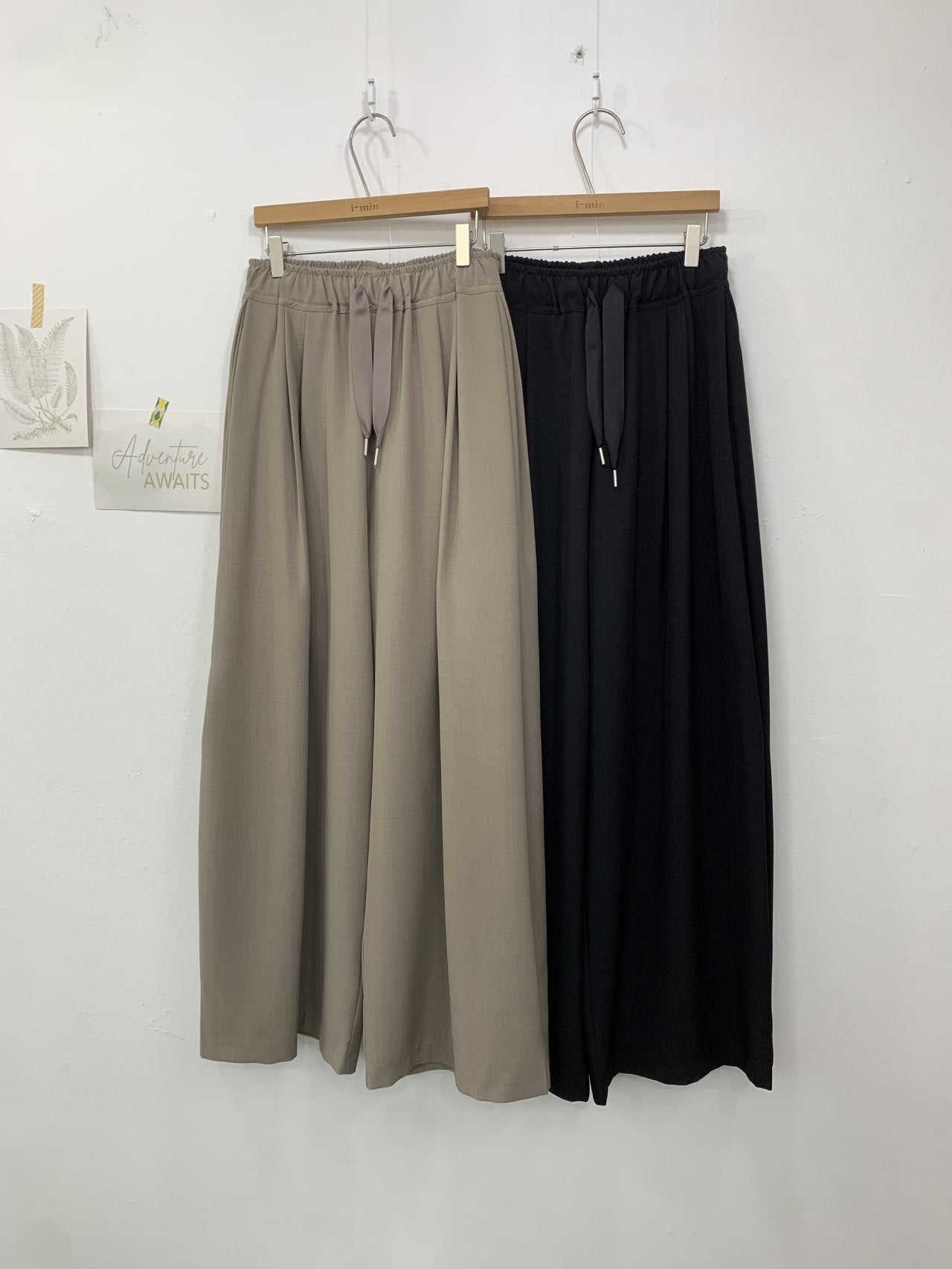 ✨🤍 입자마자 -3kg핏 🤍✨ 뱃살·허벅지 커버 + 핀턱 슬림라인 + 하루종일 편한 밴딩 + 찰랑 와이드핏 🖤 로에 핀턱 고무줄 정장 팬츠 ✨  ✨🤍 Instant -3kg silhouette 🤍✨ Tummy & thigh coverage + pintuck slim line + all-day elastic comfort + flowy wide fit 🖤 Loe pants ✨