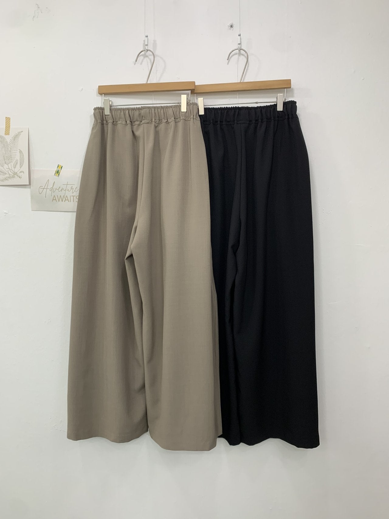 ✨🤍 입자마자 -3kg핏 🤍✨ 뱃살·허벅지 커버 + 핀턱 슬림라인 + 하루종일 편한 밴딩 + 찰랑 와이드핏 🖤 로에 핀턱 고무줄 정장 팬츠 ✨  ✨🤍 Instant -3kg silhouette 🤍✨ Tummy & thigh coverage + pintuck slim line + all-day elastic comfort + flowy wide fit 🖤 Loe pants ✨