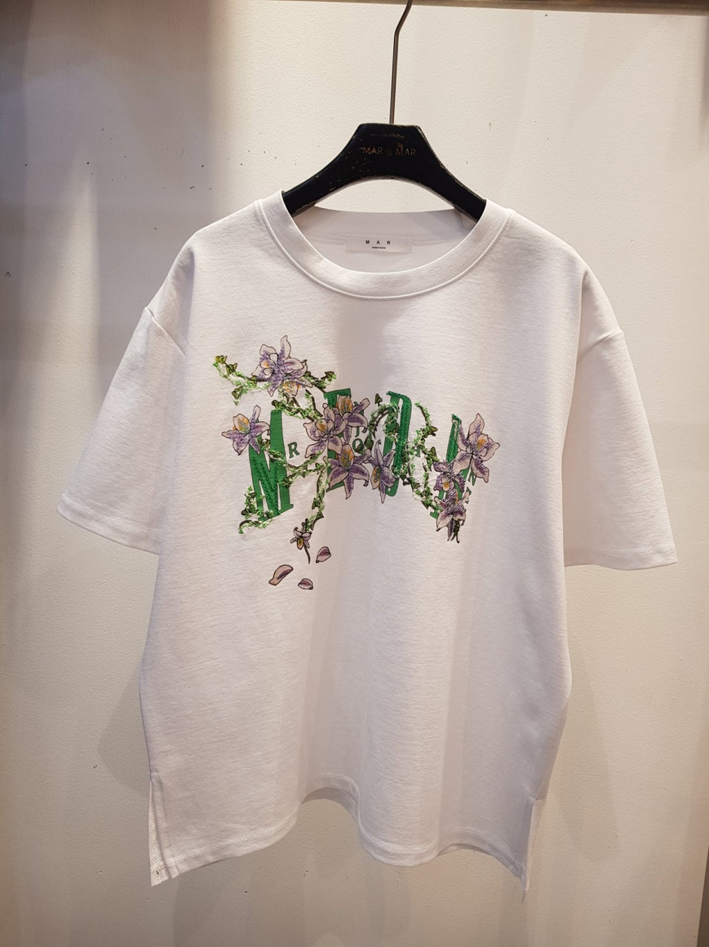🌳[26봄신상]🌳 봄을 닮은 자수 티셔츠 / 마루 퍼플 플라워 자수 티셔츠(66-77가능 FREE 사이즈) | MAR Purple Flower Embroidery T-Shirt