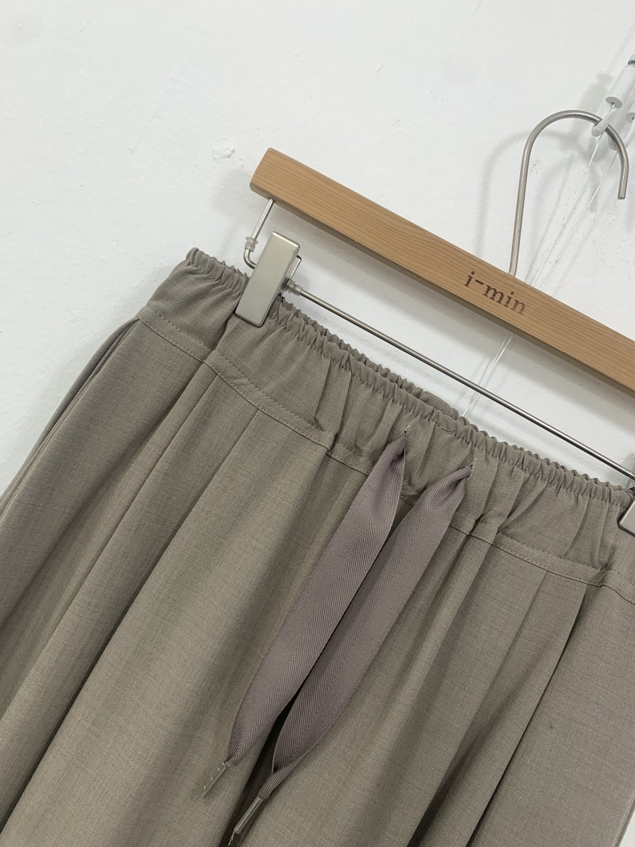 ✨🤍 입자마자 -3kg핏 🤍✨ 뱃살·허벅지 커버 + 핀턱 슬림라인 + 하루종일 편한 밴딩 + 찰랑 와이드핏 🖤 로에 핀턱 고무줄 정장 팬츠 ✨  ✨🤍 Instant -3kg silhouette 🤍✨ Tummy & thigh coverage + pintuck slim line + all-day elastic comfort + flowy wide fit 🖤 Loe pants ✨