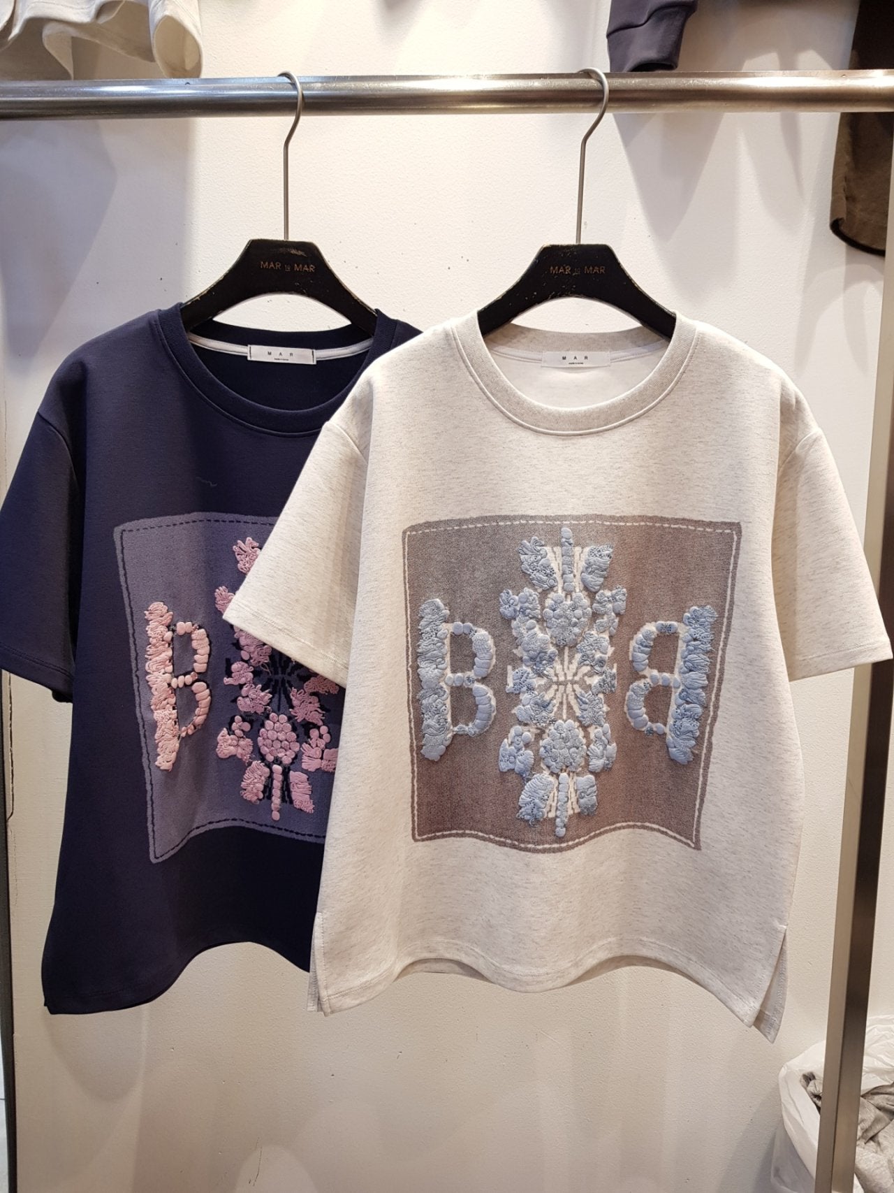 ✨👕🌸 마르 BB 스팽글 자수 티셔츠 (Free 66–77) MAR BB Sequin Embroidery T-Shirt (Free Size 66–77) 🌸👕✨