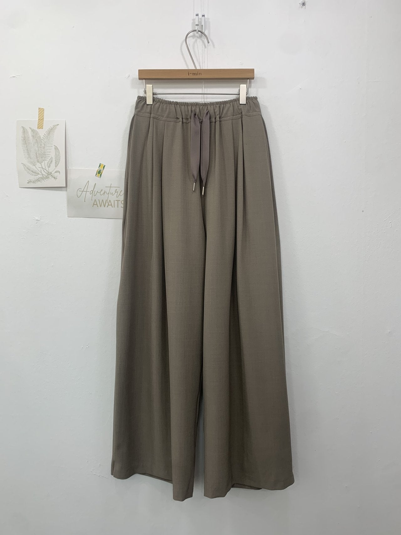 ✨🤍 입자마자 -3kg핏 🤍✨ 뱃살·허벅지 커버 + 핀턱 슬림라인 + 하루종일 편한 밴딩 + 찰랑 와이드핏 🖤 로에 핀턱 고무줄 정장 팬츠 ✨  ✨🤍 Instant -3kg silhouette 🤍✨ Tummy & thigh coverage + pintuck slim line + all-day elastic comfort + flowy wide fit 🖤 Loe pants ✨