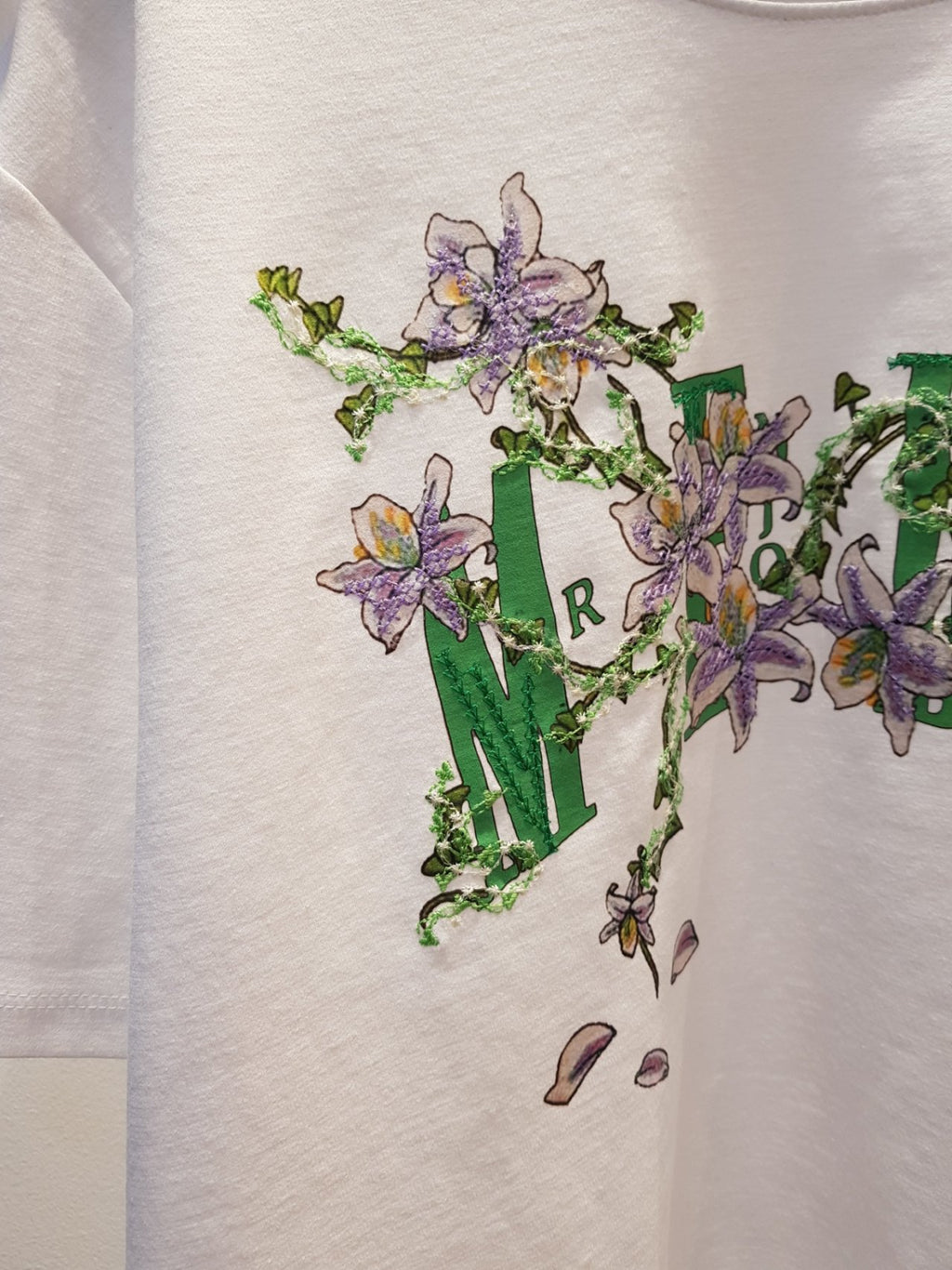 🌳[26봄신상]🌳 봄을 닮은 자수 티셔츠 / 마루 퍼플 플라워 자수 티셔츠(66-77가능 FREE 사이즈) | MAR Purple Flower Embroidery T-Shirt