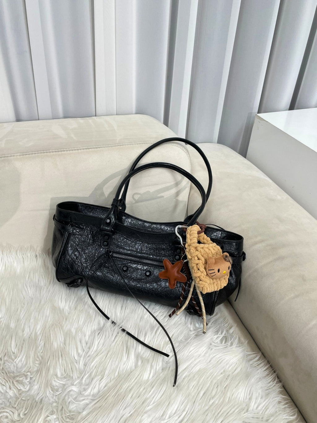 🖤✨👜 셀럽들이 사랑하는 🖤 소가죽 르시티 모터 이스트 숄더백 👜✨🖤 🖤✨ Celebrity Favorite Cowhide Motor East Shoulder Bag ✨🖤