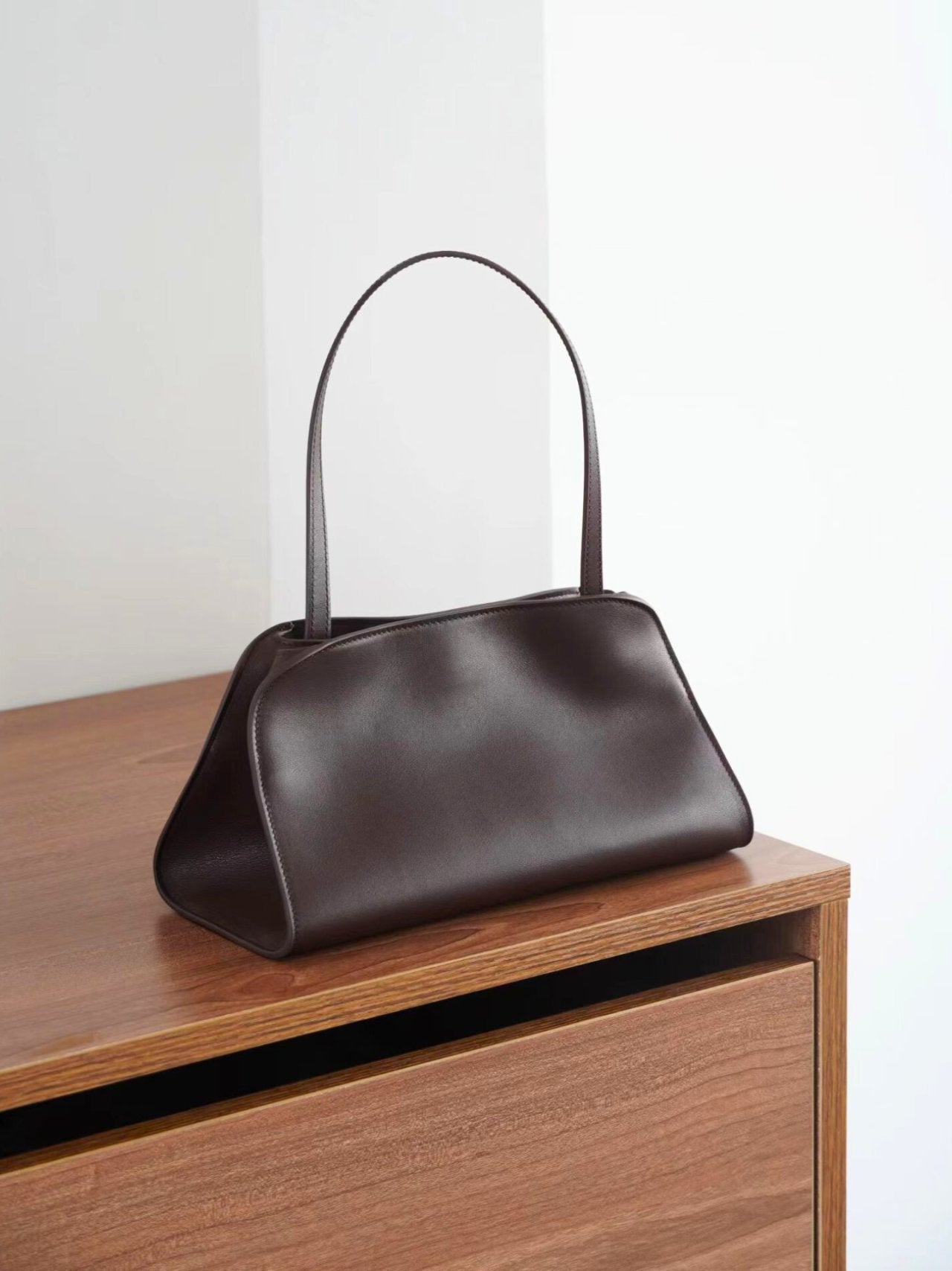 👜✨🤎 [3주-4주예상]최신상 V 소가죽 로우 페기 숄더백 · 토트백 · 크로스 미니백 │ Premium Cowhide Low Peggy Shoulder Bag / Tote / Cross Mini Bag 🤎✨👜