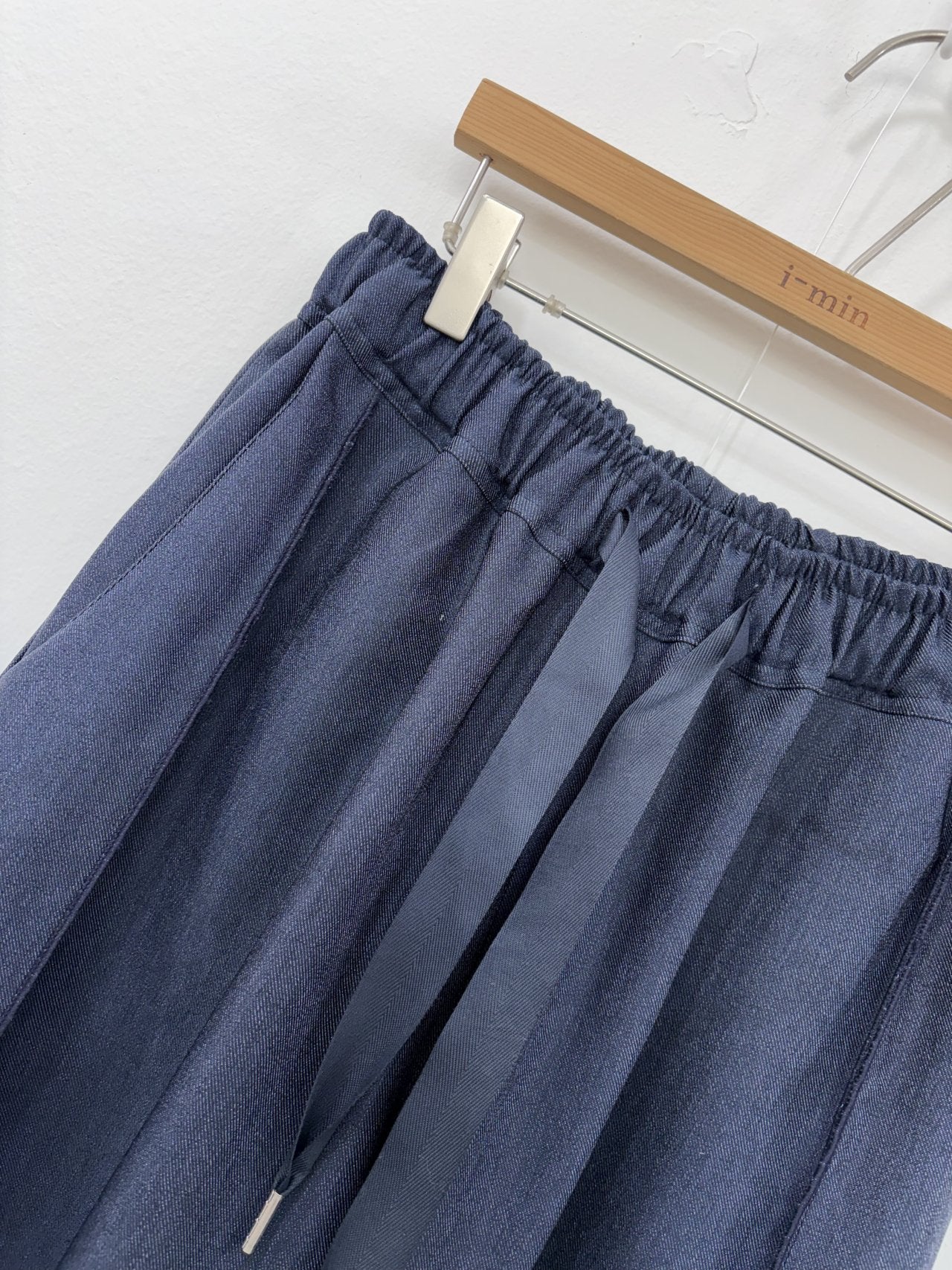 ✨🤍 입자마자 슬림라인 정리되는 포멀 데님 와이드 팬츠 🤍✨ 밴딩 허리 + 핀턱 디테일 + 바깥라인 절개 슬림효과 + 찰랑 와이드핏 + 하루종일 편안한 착용감 💙🖤 Formal Denim Wide Pants – Elastic Waist + Pintuck + Side Line Slim Effect + Flowy Fit + All-day Comfort ✨