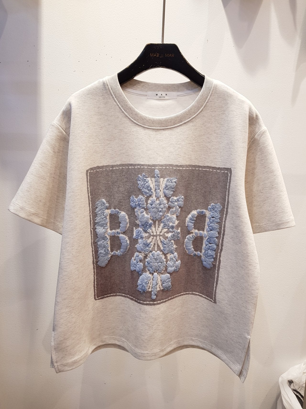 ✨👕🌸 마르 BB 스팽글 자수 티셔츠 (Free 66–77) MAR BB Sequin Embroidery T-Shirt (Free Size 66–77) 🌸👕✨