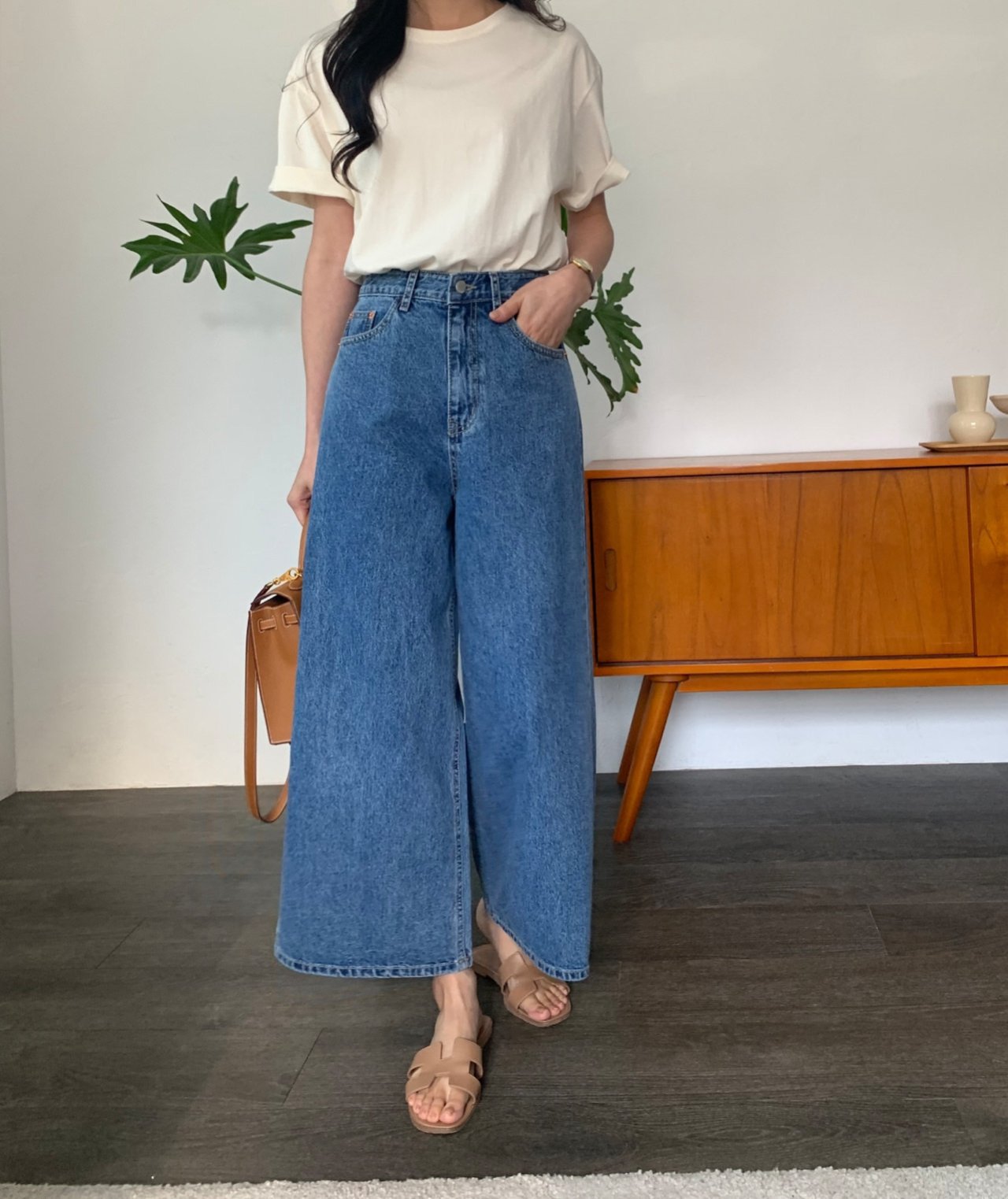 🌸봄신상🌼[럭키룸] 👖 26SS 봄신상 뒤포켓 절개 세미와이드 데님 팬츠 (중청) 26SS Spring Back Pocket Seam Semi-Wide Denim Pants (Medium Blue)