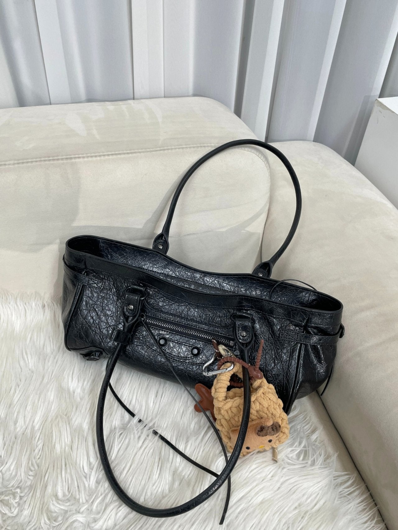 🖤✨👜 셀럽들이 사랑하는 🖤 소가죽 르시티 모터 이스트 숄더백 👜✨🖤 🖤✨ Celebrity Favorite Cowhide Motor East Shoulder Bag ✨🖤