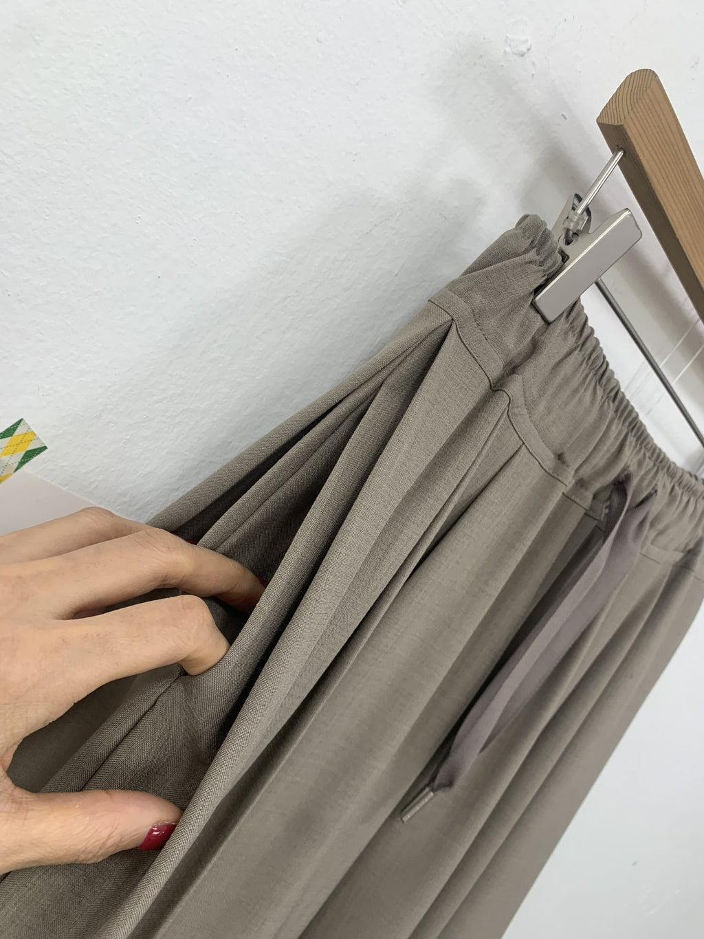 ✨🤍 입자마자 -3kg핏 🤍✨ 뱃살·허벅지 커버 + 핀턱 슬림라인 + 하루종일 편한 밴딩 + 찰랑 와이드핏 🖤 로에 핀턱 고무줄 정장 팬츠 ✨  ✨🤍 Instant -3kg silhouette 🤍✨ Tummy & thigh coverage + pintuck slim line + all-day elastic comfort + flowy wide fit 🖤 Loe pants ✨