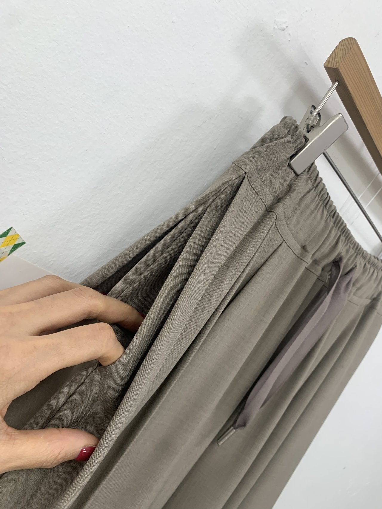 ✨🤍 입자마자 -3kg핏 🤍✨ 뱃살·허벅지 커버 + 핀턱 슬림라인 + 하루종일 편한 밴딩 + 찰랑 와이드핏 🖤 로에 핀턱 고무줄 정장 팬츠 ✨  ✨🤍 Instant -3kg silhouette 🤍✨ Tummy & thigh coverage + pintuck slim line + all-day elastic comfort + flowy wide fit 🖤 Loe pants ✨