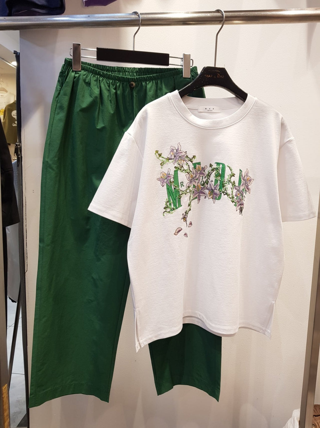 🌳[26봄신상]🌳 봄을 닮은 자수 티셔츠 / 마루 퍼플 플라워 자수 티셔츠(66-77가능 FREE 사이즈) | MAR Purple Flower Embroidery T-Shirt