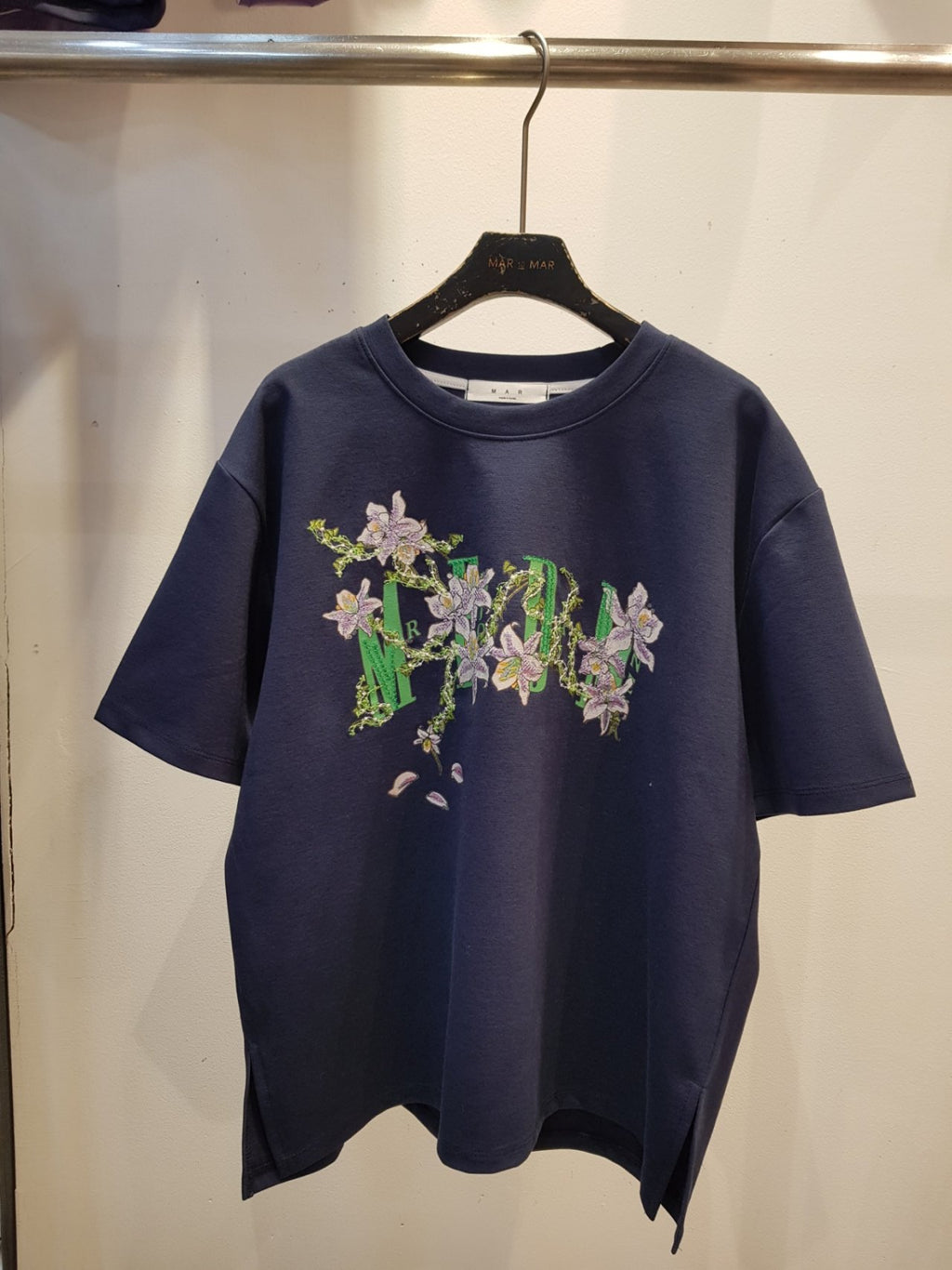 🌳[26봄신상]🌳 봄을 닮은 자수 티셔츠 / 마루 퍼플 플라워 자수 티셔츠(66-77가능 FREE 사이즈) | MAR Purple Flower Embroidery T-Shirt