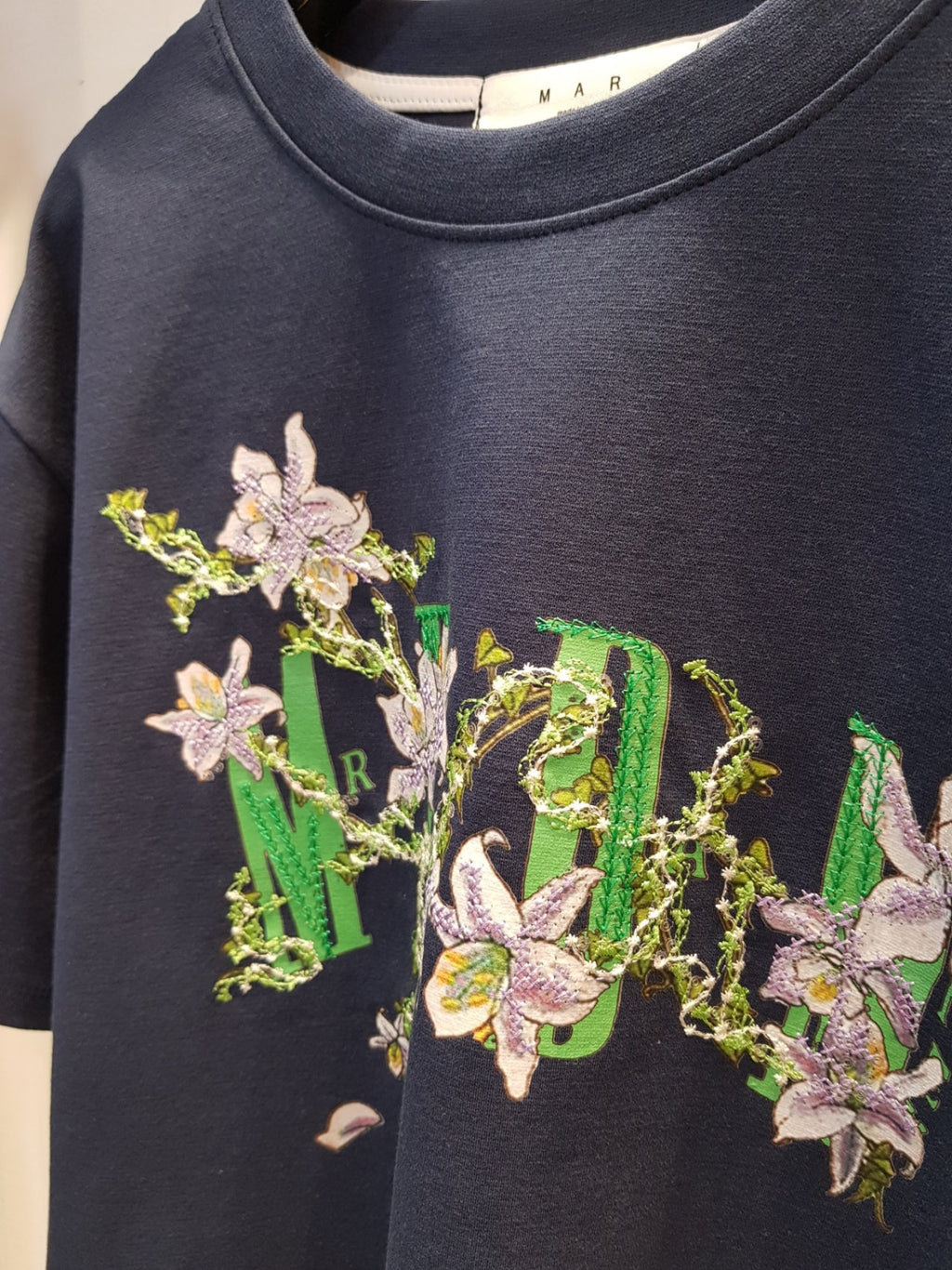 🌳[26봄신상]🌳 봄을 닮은 자수 티셔츠 / 마루 퍼플 플라워 자수 티셔츠(66-77가능 FREE 사이즈) | MAR Purple Flower Embroidery T-Shirt