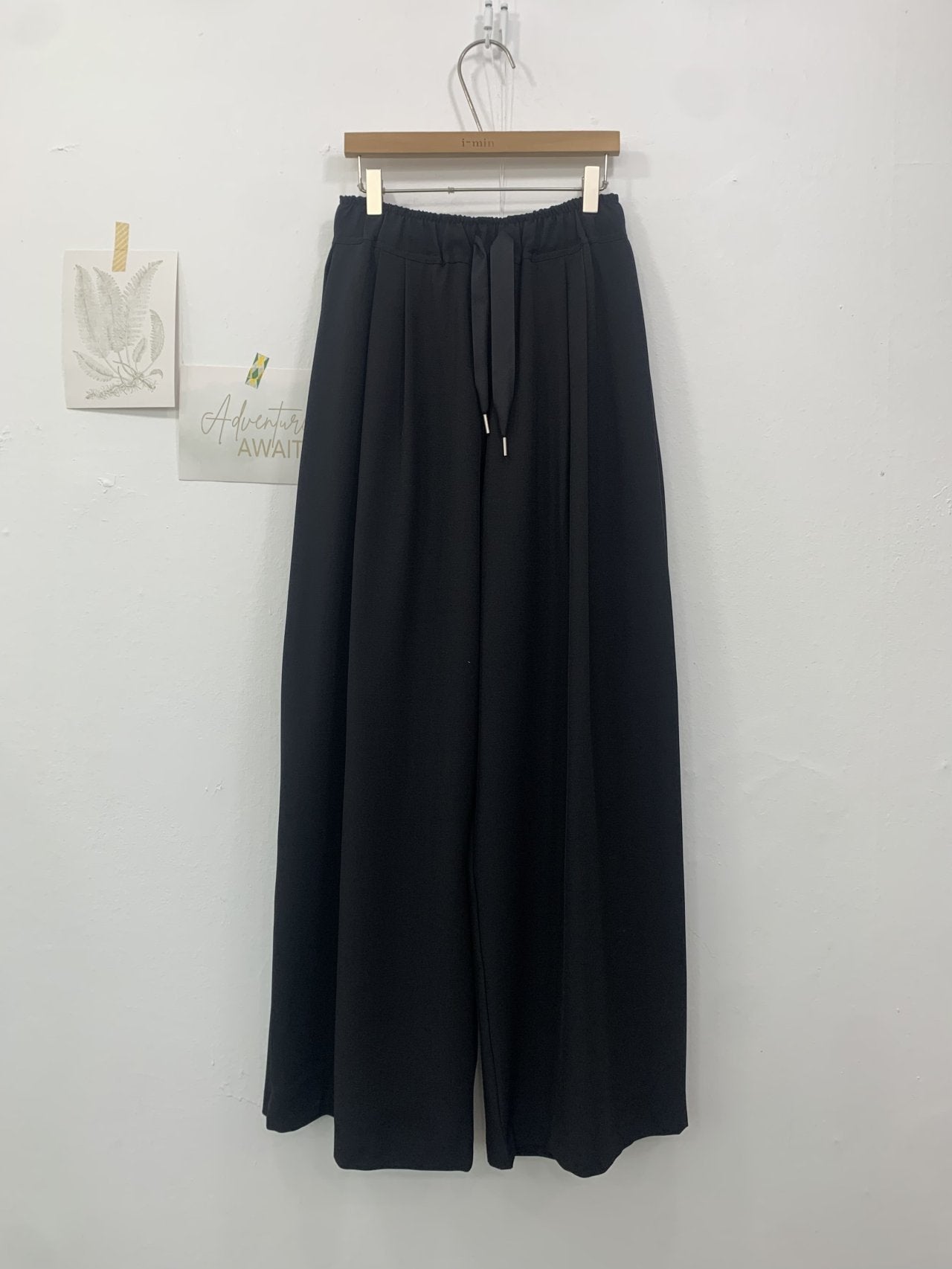 ✨🤍 입자마자 -3kg핏 🤍✨ 뱃살·허벅지 커버 + 핀턱 슬림라인 + 하루종일 편한 밴딩 + 찰랑 와이드핏 🖤 로에 핀턱 고무줄 정장 팬츠 ✨  ✨🤍 Instant -3kg silhouette 🤍✨ Tummy & thigh coverage + pintuck slim line + all-day elastic comfort + flowy wide fit 🖤 Loe pants ✨