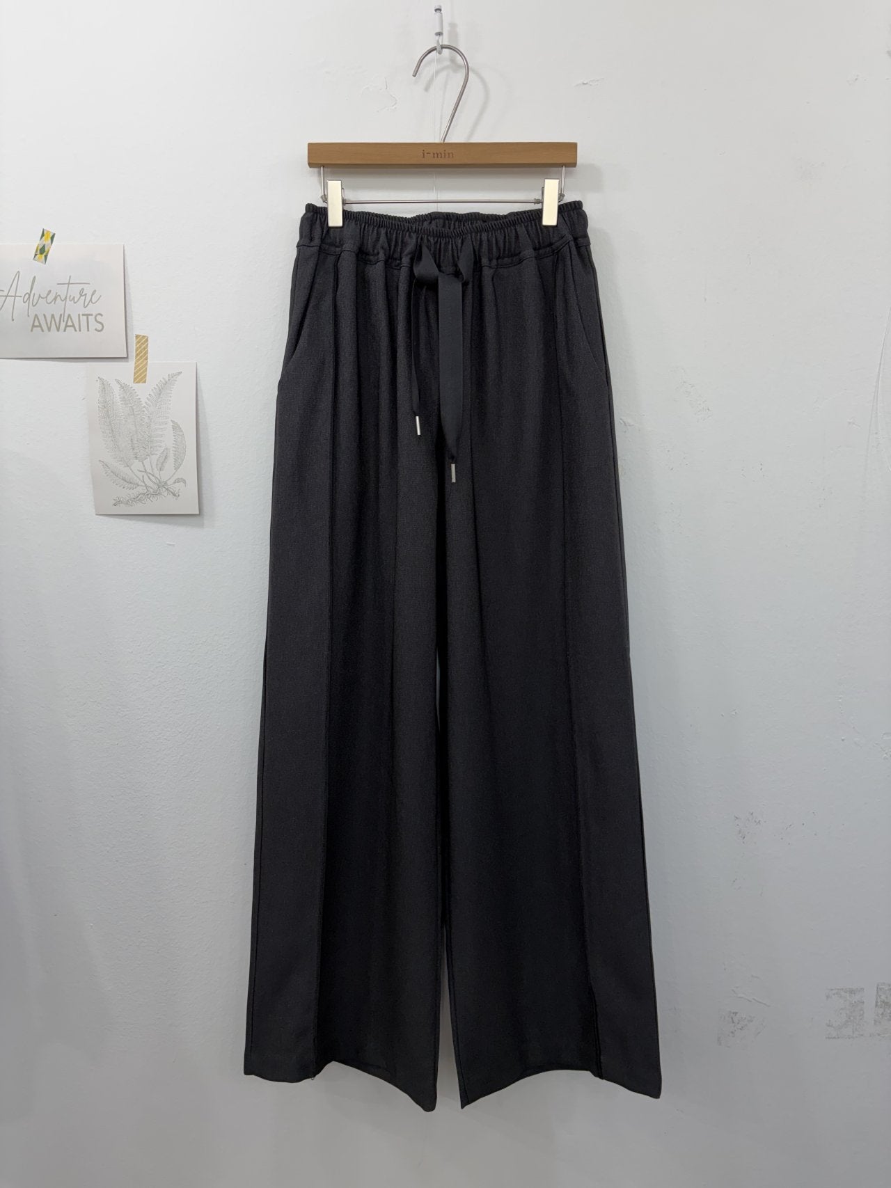 ✨🤍 입자마자 슬림라인 정리되는 포멀 데님 와이드 팬츠 🤍✨ 밴딩 허리 + 핀턱 디테일 + 바깥라인 절개 슬림효과 + 찰랑 와이드핏 + 하루종일 편안한 착용감 💙🖤 Formal Denim Wide Pants – Elastic Waist + Pintuck + Side Line Slim Effect + Flowy Fit + All-day Comfort ✨