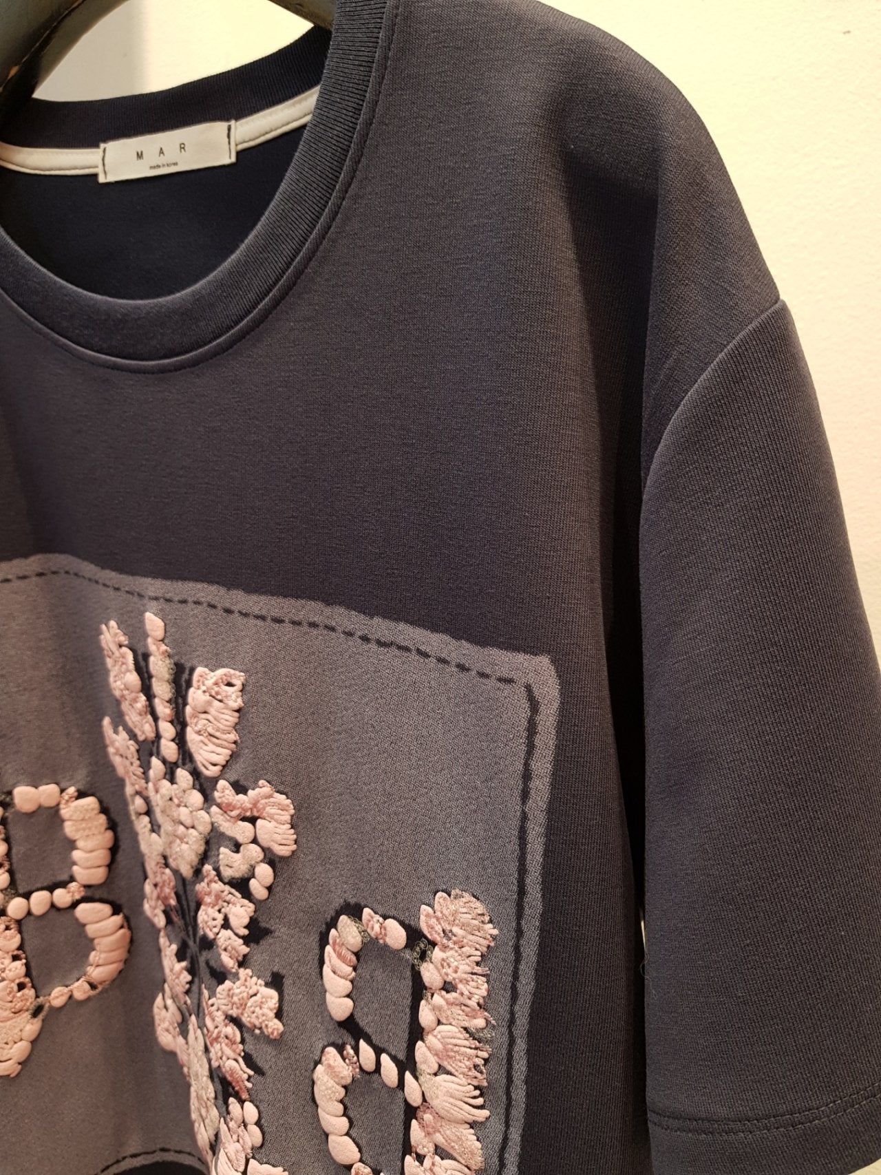 ✨👕🌸 마르 BB 스팽글 자수 티셔츠 (Free 66–77) MAR BB Sequin Embroidery T-Shirt (Free Size 66–77) 🌸👕✨