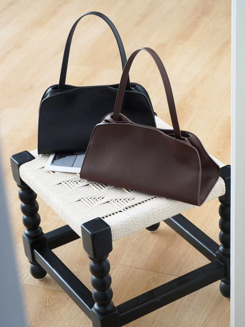 👜✨🤎 [3주-4주예상]최신상 V 소가죽 로우 페기 숄더백 · 토트백 · 크로스 미니백 │ Premium Cowhide Low Peggy Shoulder Bag / Tote / Cross Mini Bag 🤎✨👜