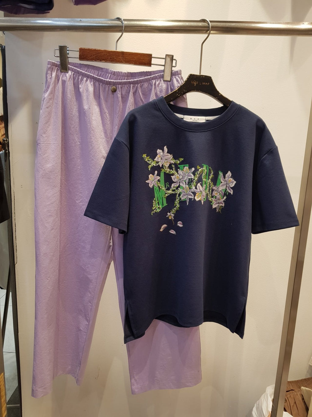 🌳[26봄신상]🌳 봄을 닮은 자수 티셔츠 / 마루 퍼플 플라워 자수 티셔츠(66-77가능 FREE 사이즈) | MAR Purple Flower Embroidery T-Shirt