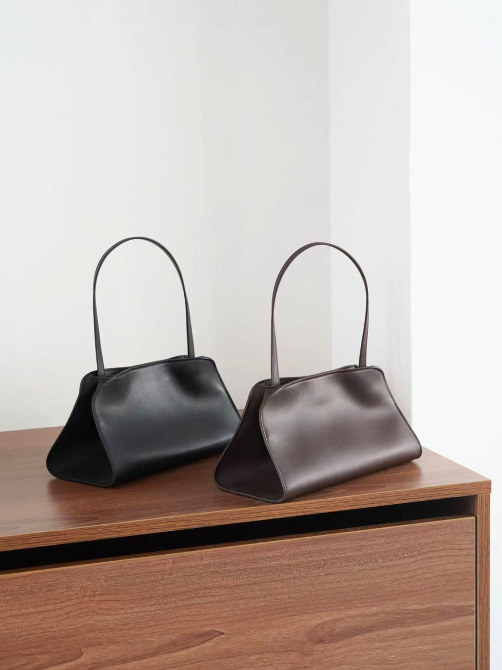 👜✨🤎 [3주-4주예상]최신상 V 소가죽 로우 페기 숄더백 · 토트백 · 크로스 미니백 │ Premium Cowhide Low Peggy Shoulder Bag / Tote / Cross Mini Bag 🤎✨👜