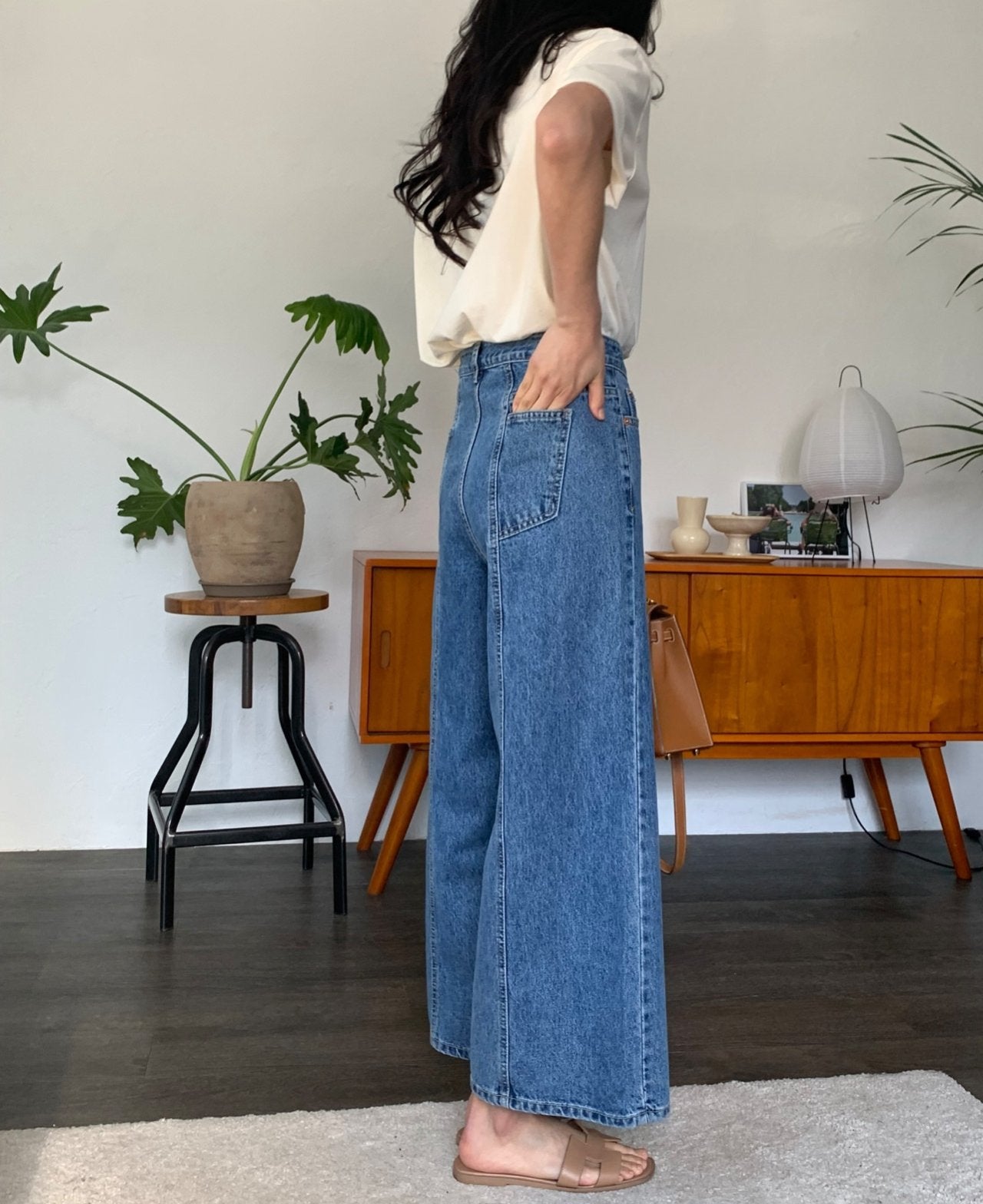 🌸봄신상🌼[럭키룸] 👖 26SS 봄신상 뒤포켓 절개 세미와이드 데님 팬츠 (중청) 26SS Spring Back Pocket Seam Semi-Wide Denim Pants (Medium Blue)