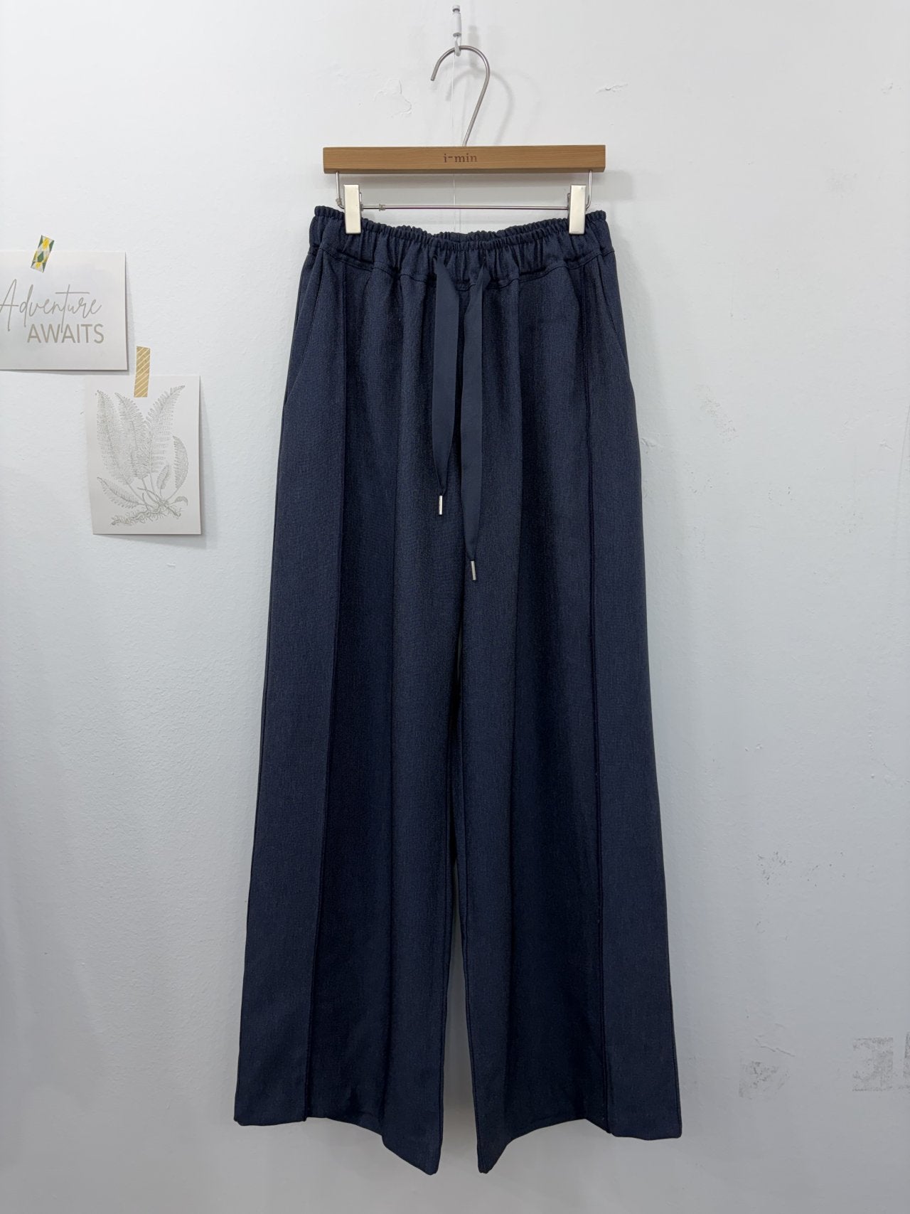 ✨🤍 입자마자 슬림라인 정리되는 포멀 데님 와이드 팬츠 🤍✨ 밴딩 허리 + 핀턱 디테일 + 바깥라인 절개 슬림효과 + 찰랑 와이드핏 + 하루종일 편안한 착용감 💙🖤 Formal Denim Wide Pants – Elastic Waist + Pintuck + Side Line Slim Effect + Flowy Fit + All-day Comfort ✨