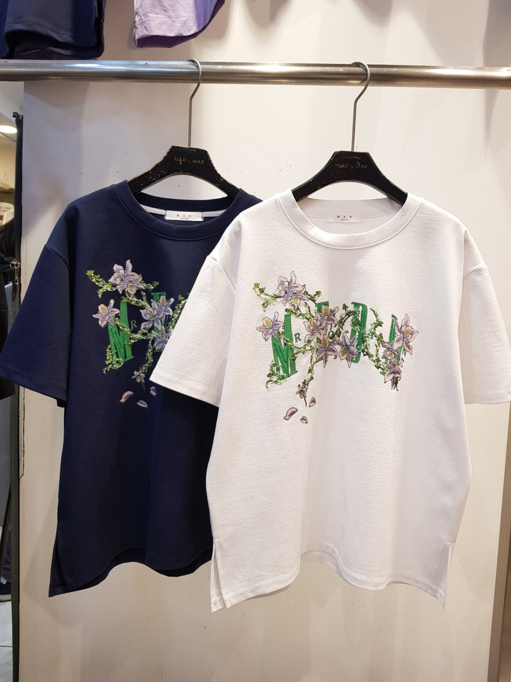 🌳[26봄신상]🌳 봄을 닮은 자수 티셔츠 / 마루 퍼플 플라워 자수 티셔츠(66-77가능 FREE 사이즈) | MAR Purple Flower Embroidery T-Shirt
