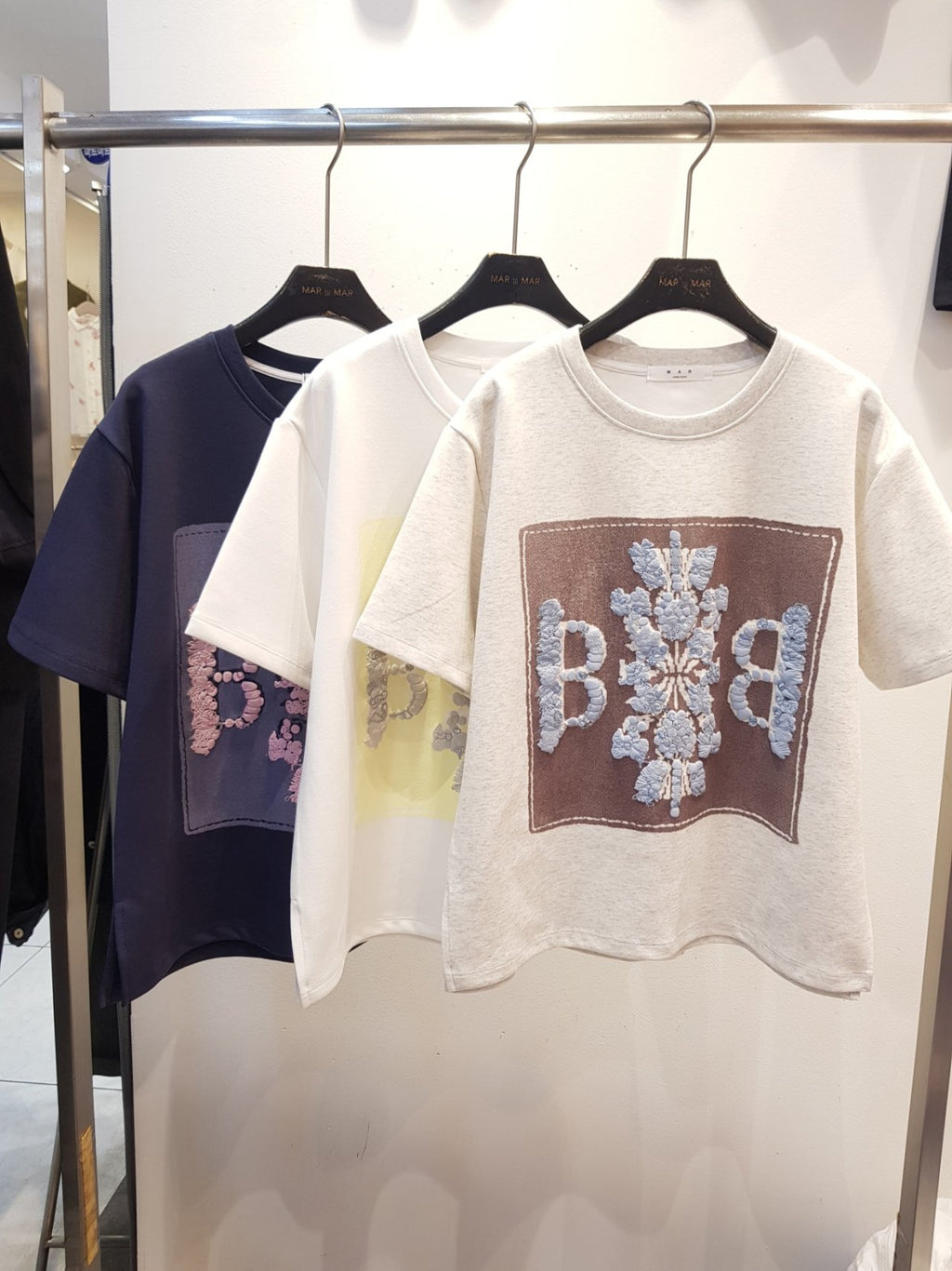 ✨👕🌸 마르 BB 스팽글 자수 티셔츠 (Free 66–77) MAR BB Sequin Embroidery T-Shirt (Free Size 66–77) 🌸👕✨